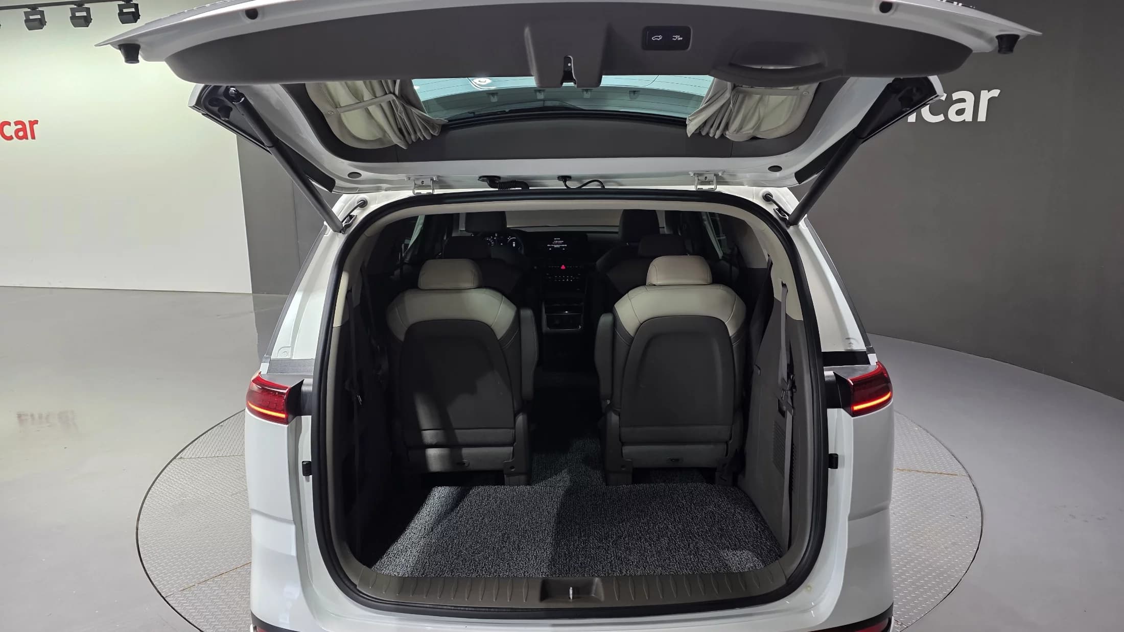 Kia Carnival Gasoline 9-Seater Hi-Limousine Signature, 2023 г. 58680 км. — фото 20