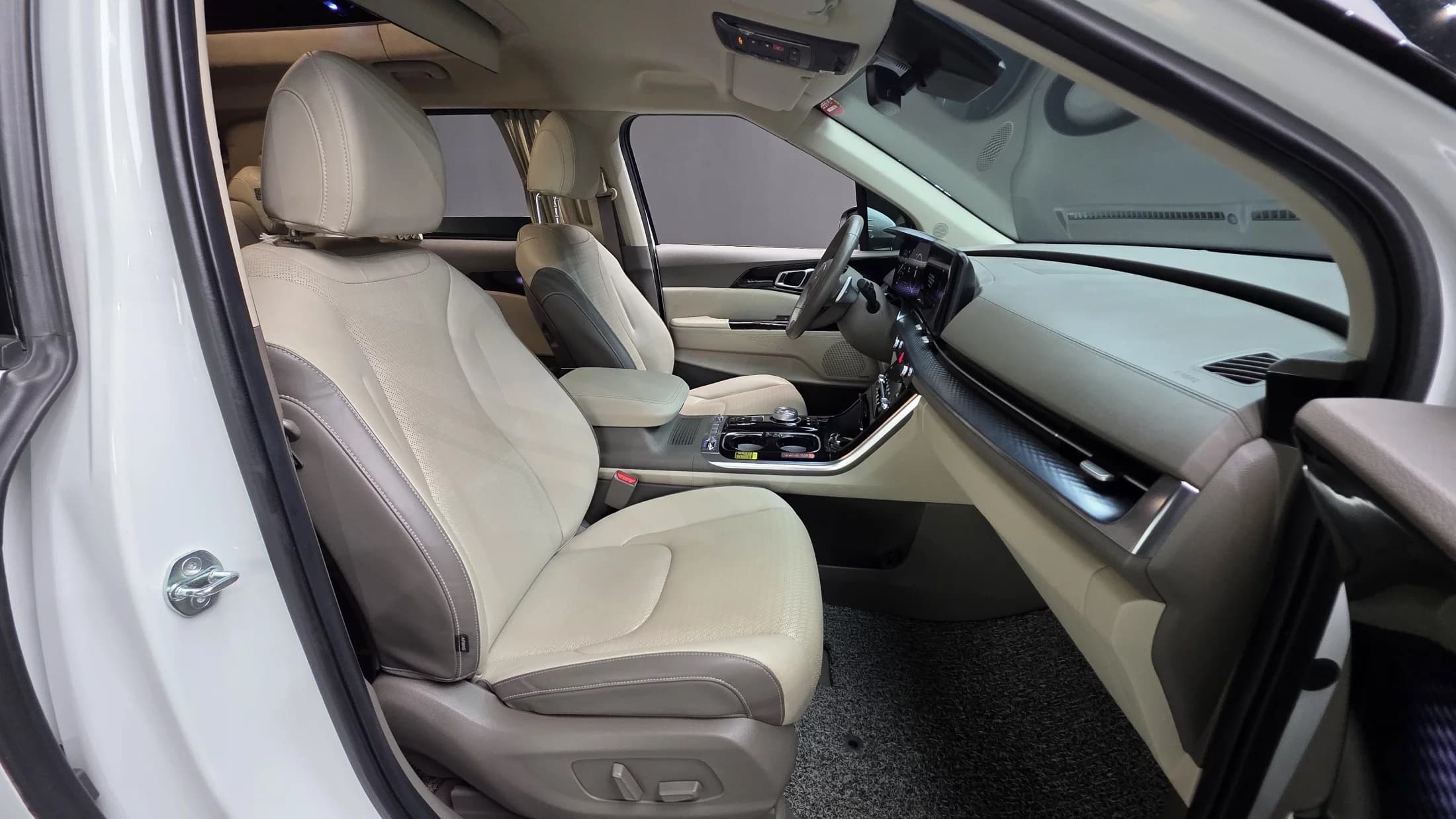 Kia Carnival Gasoline 9-Seater Hi-Limousine Signature, 2023 г. 58680 км. — фото 10