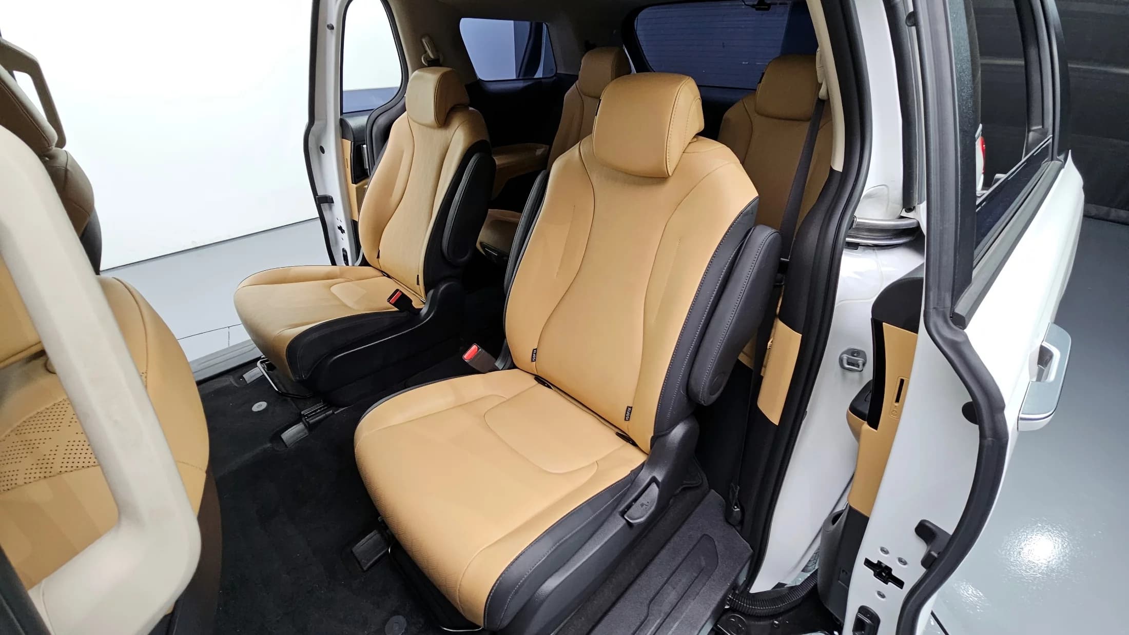 Kia Carnival 9-Seater Prestige, 2023 г. 37260 км. — фото 11