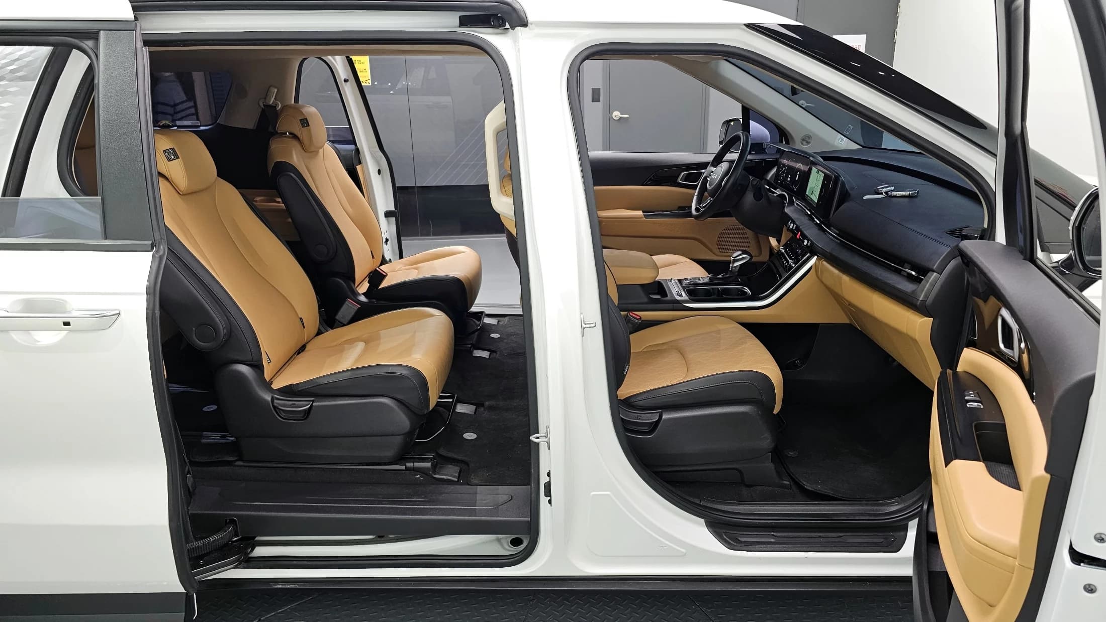 Kia Carnival 9-Seater Prestige, 2023 г. 37260 км. — фото 12