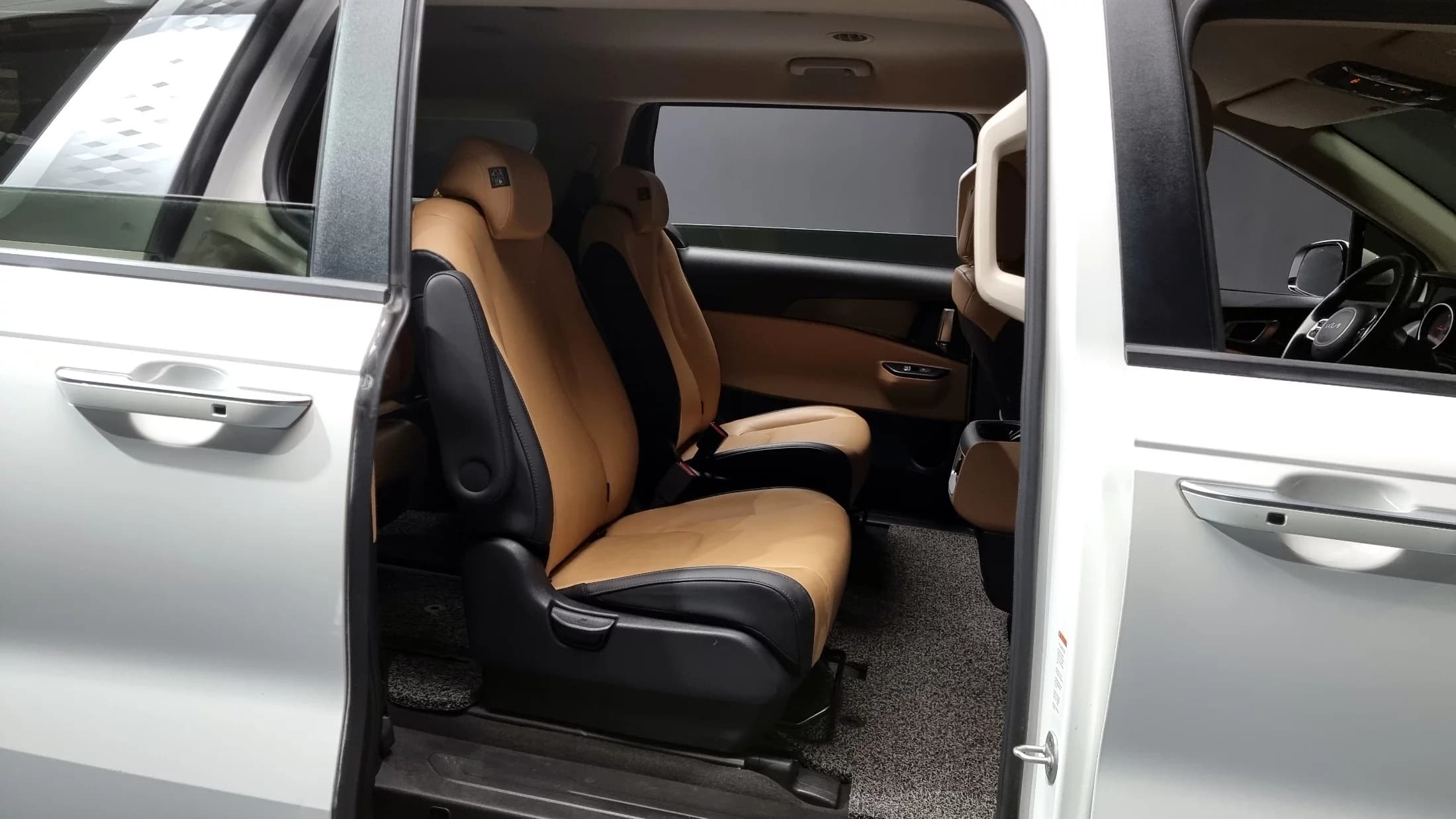 Kia Carnival 9-Seater Prestige, 2022 г. 90018 км. — фото 12