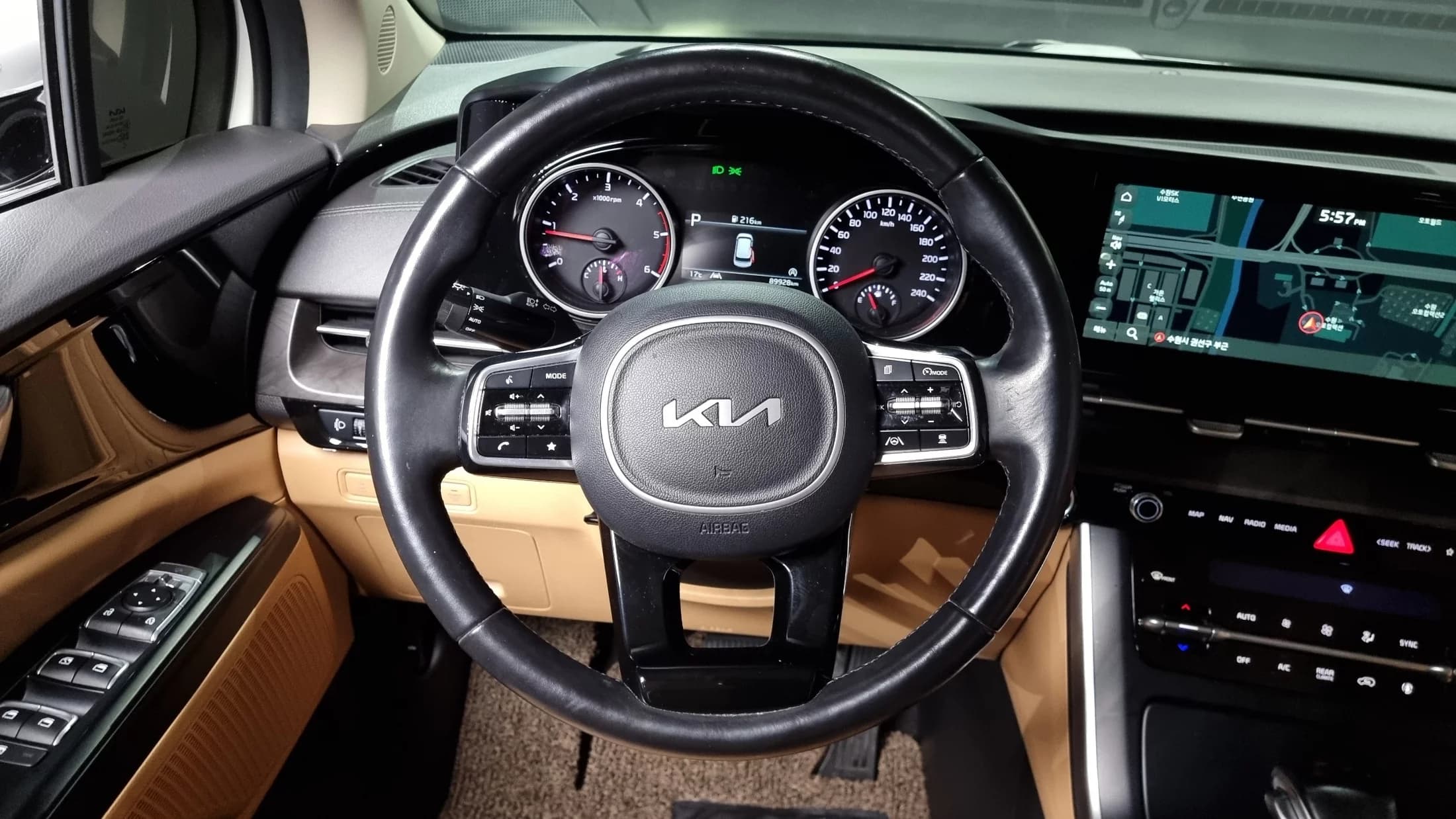 Kia Carnival 9-Seater Prestige, 2022 г. 90018 км. — фото 13