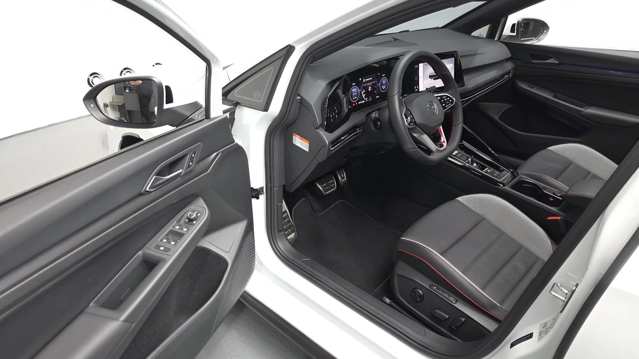Volkswagen GOLF 2.0 GTI, 2024 г. 5107 км. — фото 11
