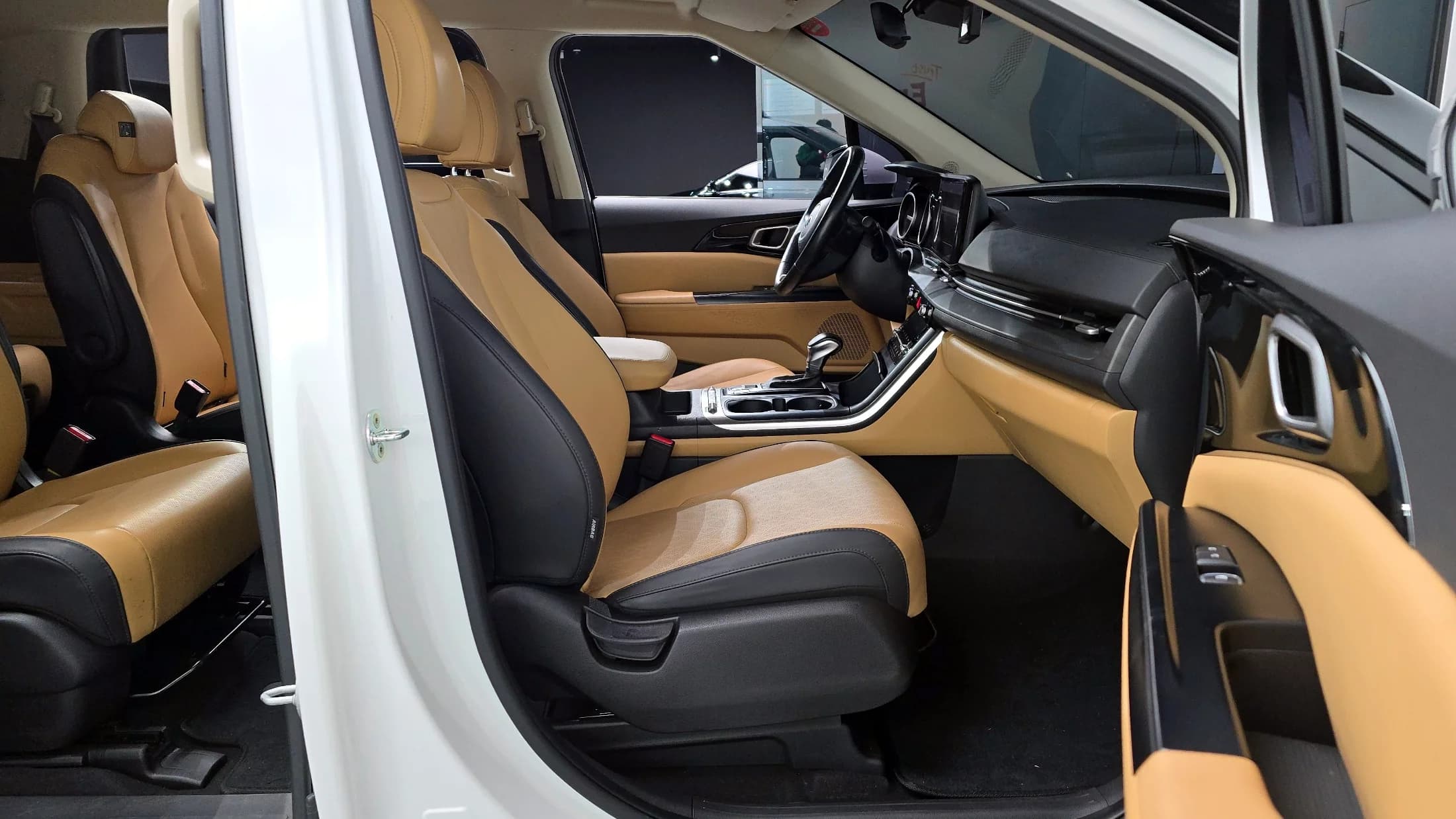Kia Carnival 9-Seater Prestige, 2021 г. 49758 км. — фото 11