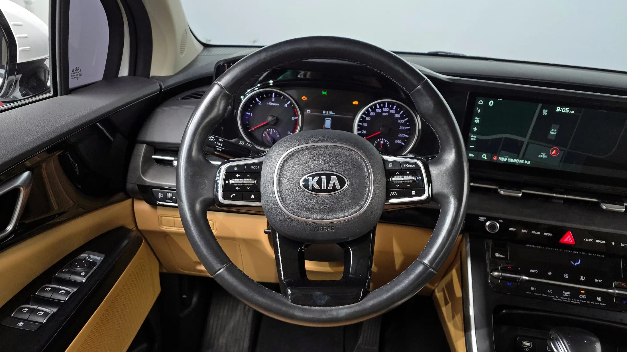 Kia Carnival 9-Seater Prestige, 2021 г. 49758 км. — фото 13