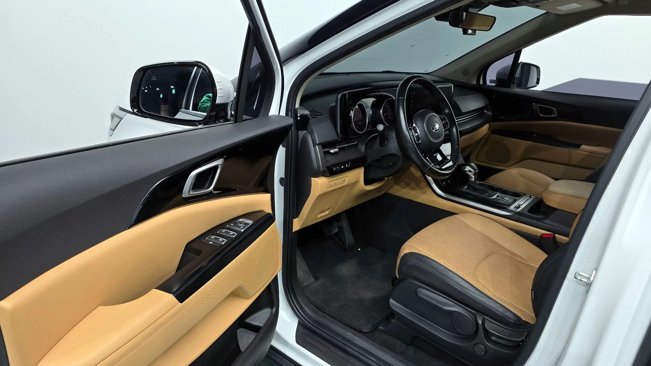 Kia Carnival 9-Seater Prestige, 2021 г. 49758 км. — фото 10