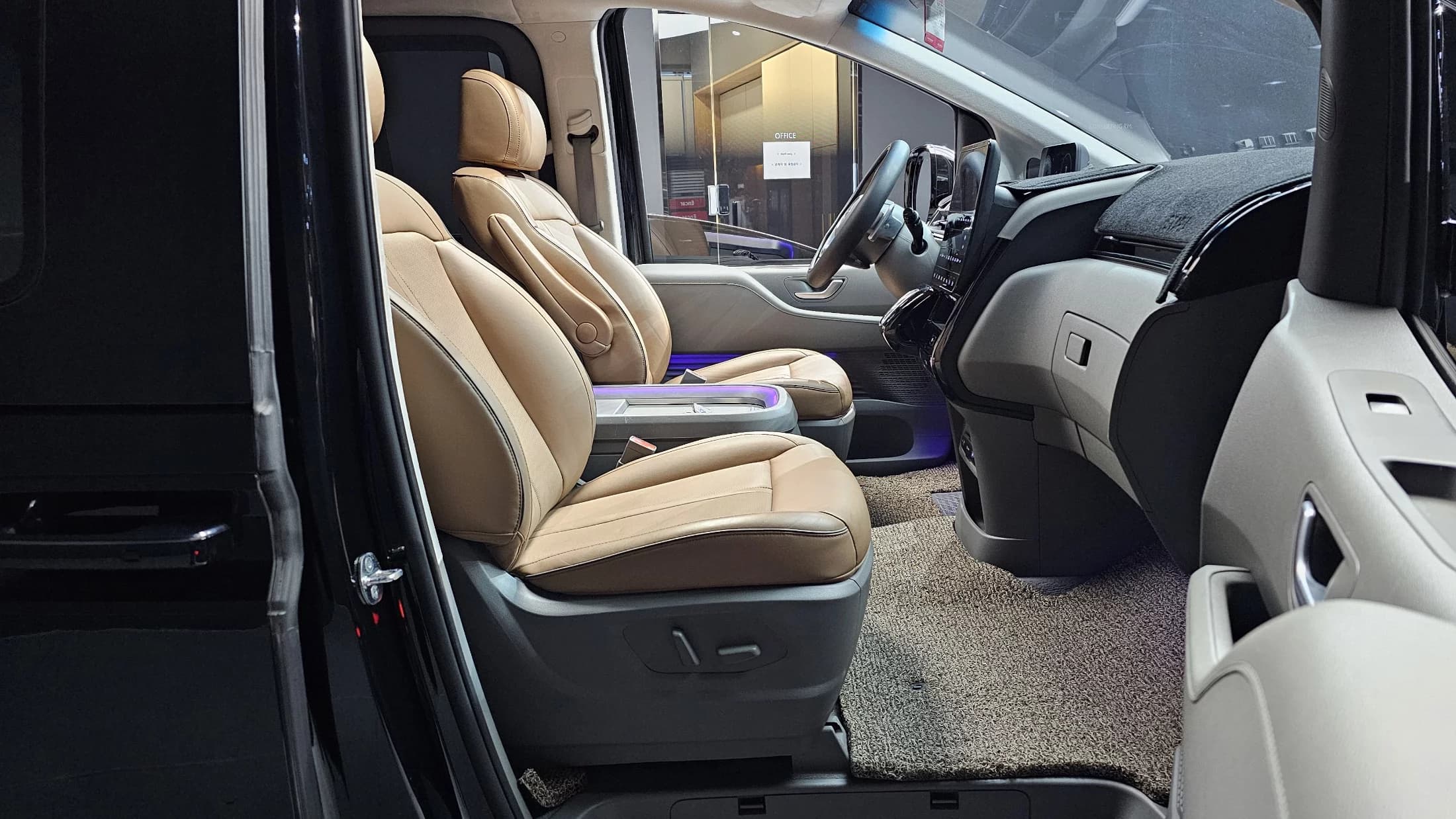 Hyundai Staria Lounge 9-Seater Inspiration, 2023 г. 74823 км. — фото 10