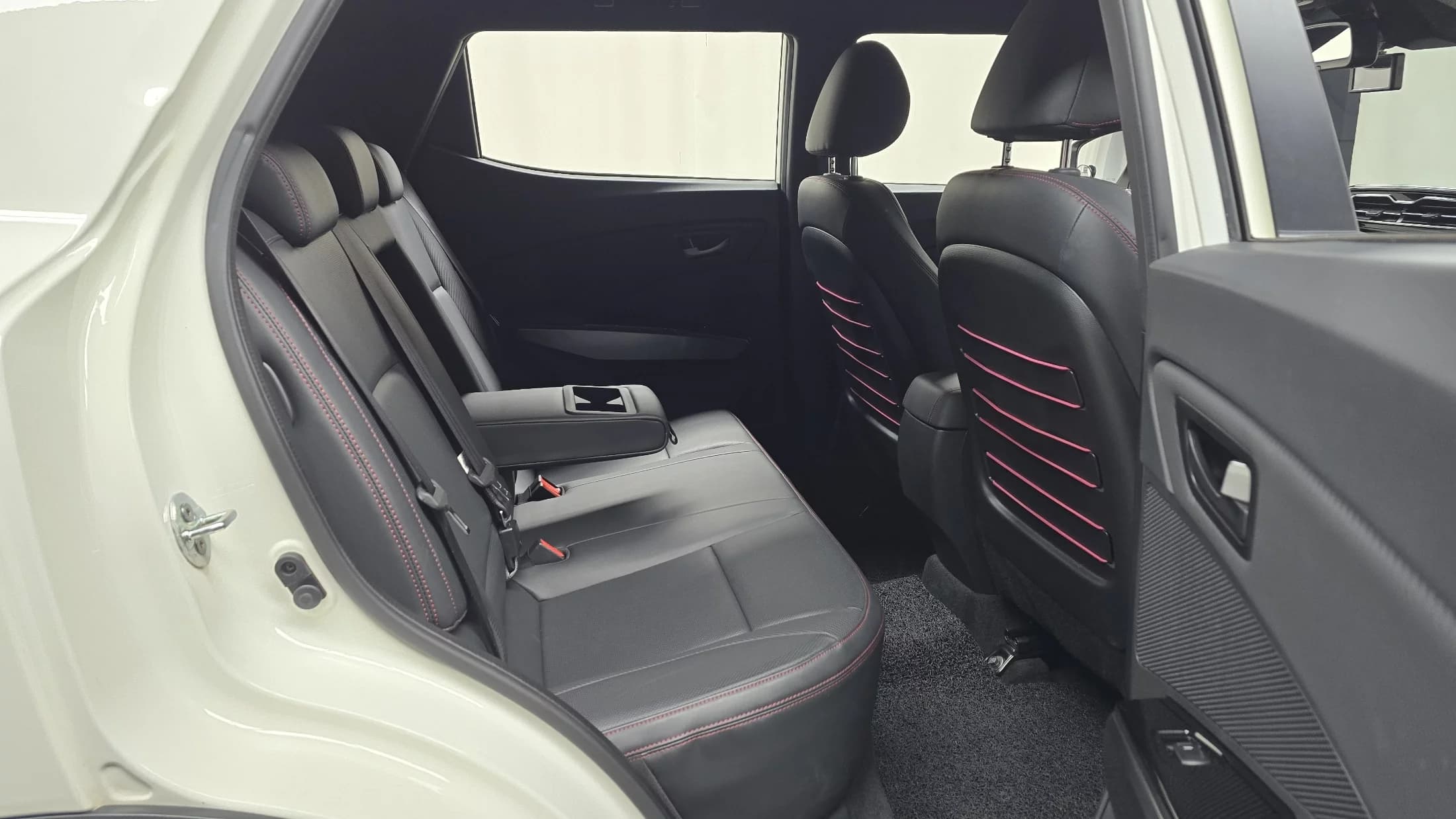 SsangYong TIBOLI Gasoline 1.5 2WD R-PLUS White, 2021 г. 32215 км. — фото 12