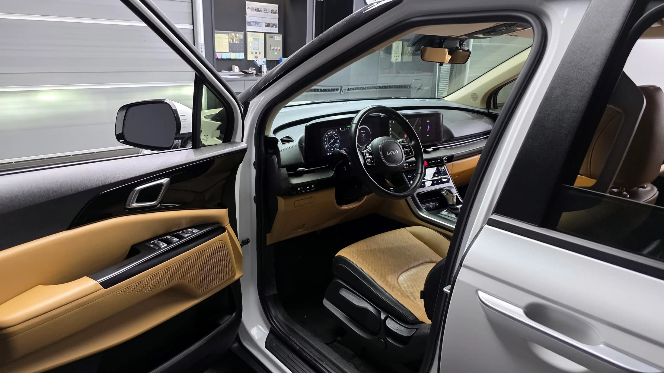 Kia Carnival Gasoline 9-Seater Prestige, 2022 г. 81549 км. — фото 10
