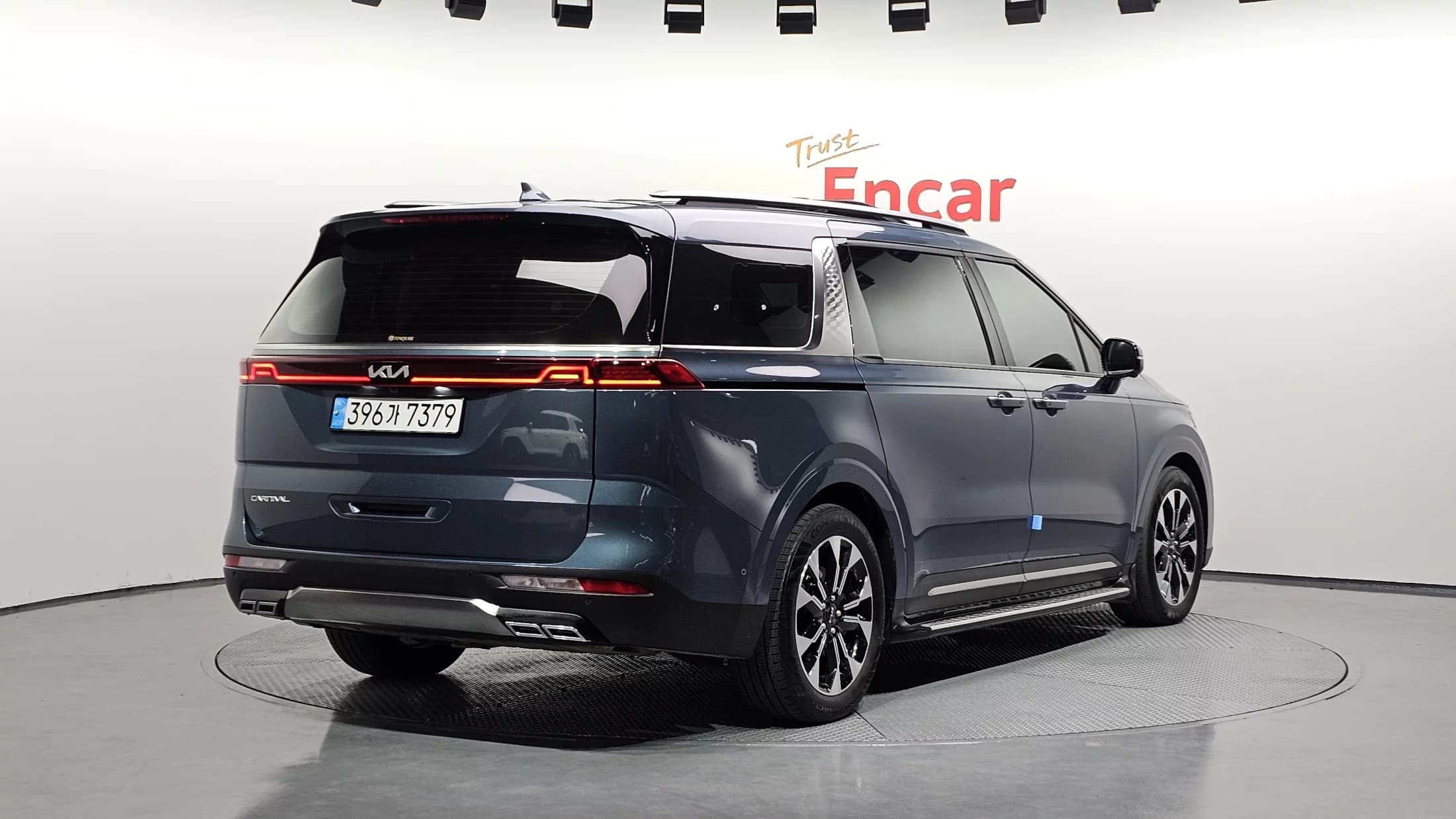 Kia Carnival 9-Seater Signature, 2023 г. 25563 км. — фото 2