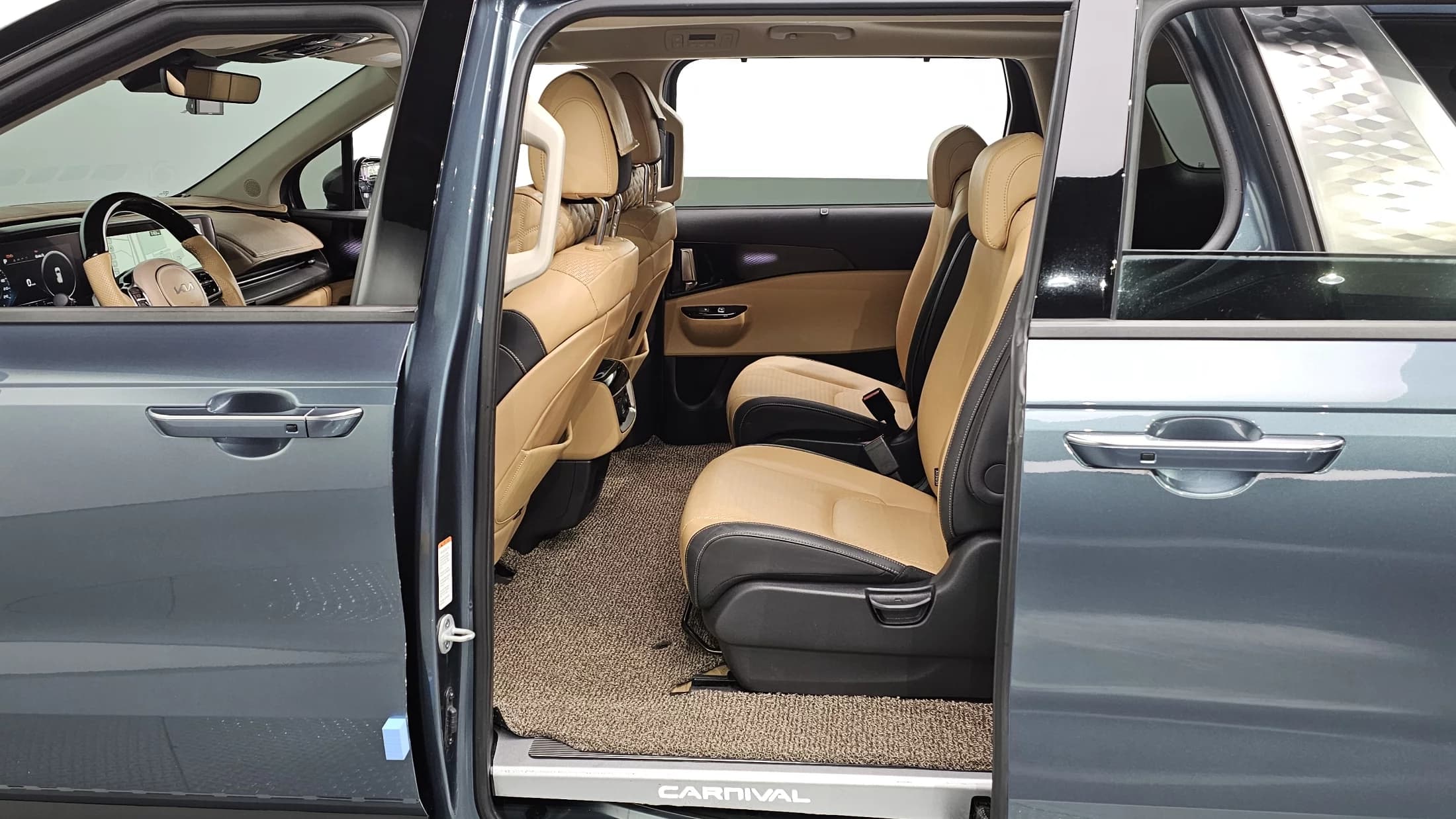 Kia Carnival 9-Seater Signature, 2023 г. 25563 км. — фото 11