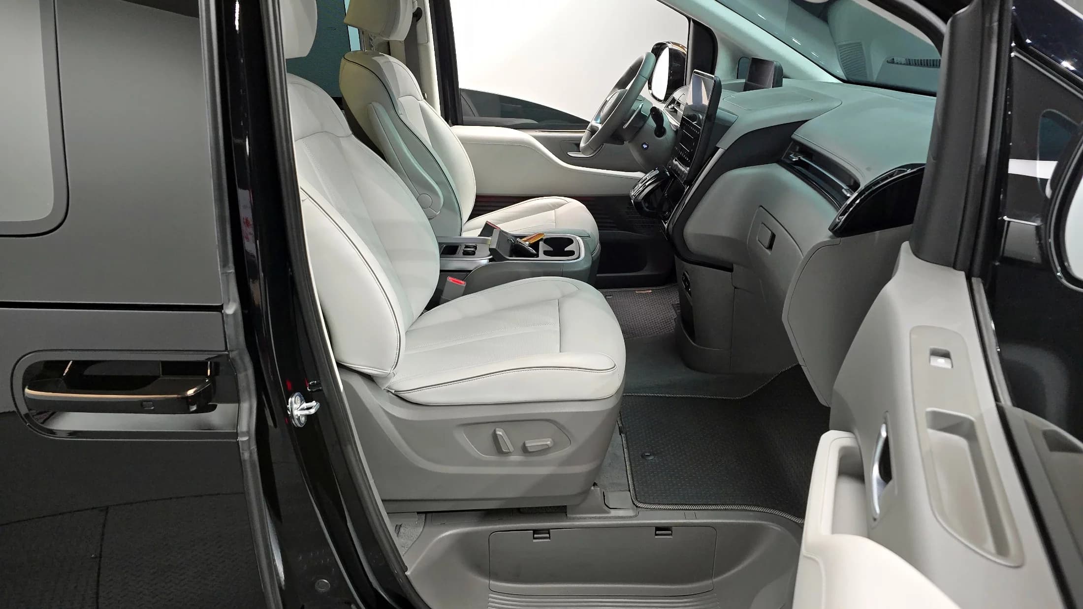 Hyundai Staria Lounge 7-Seater Inspiration, 2022 г. 20247 км. — фото 11