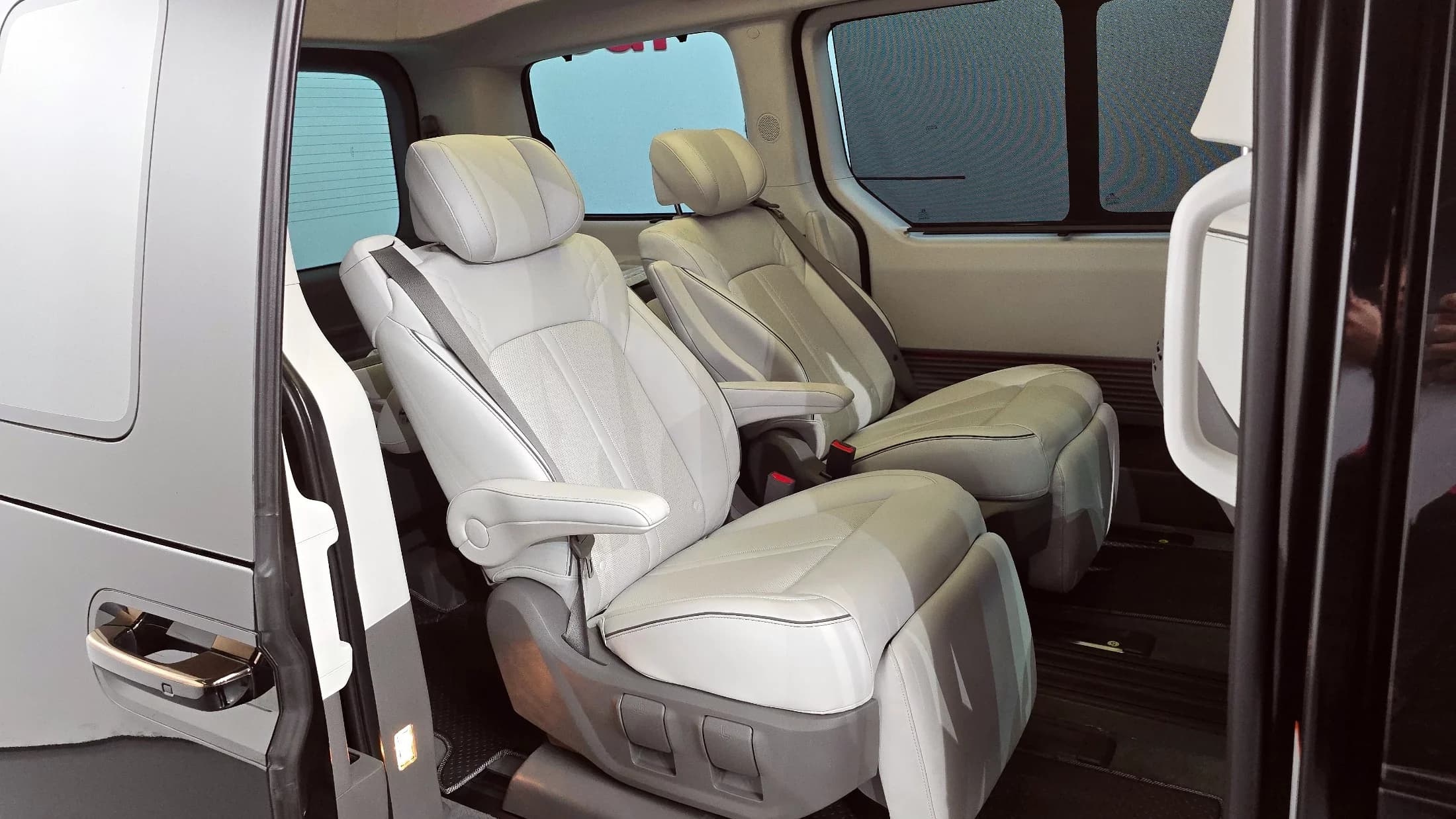 Hyundai Staria Lounge 7-Seater Inspiration, 2022 г. 20247 км. — фото 13