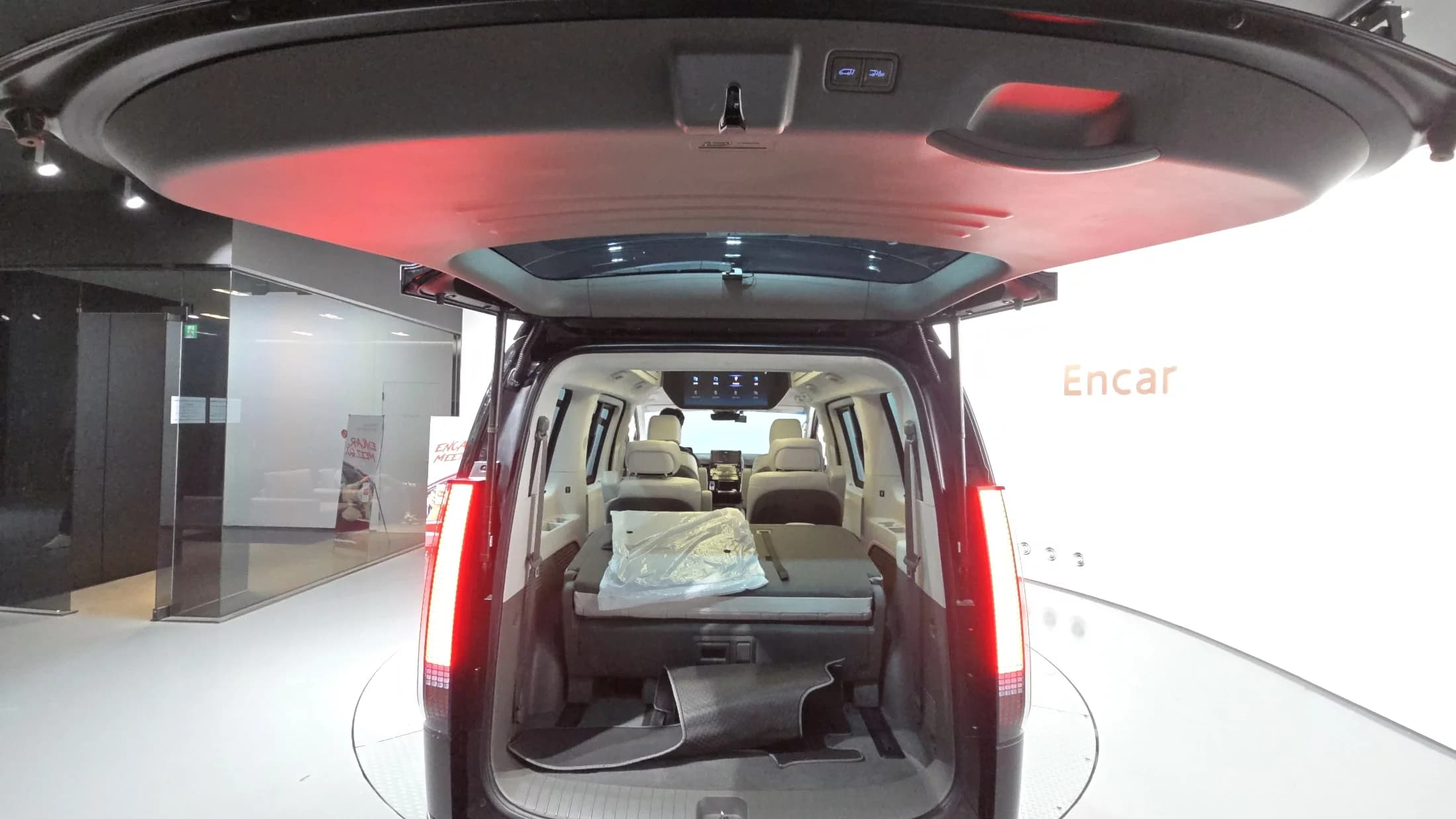 Hyundai Staria Lounge 7-Seater Inspiration, 2022 г. 20247 км. — фото 20