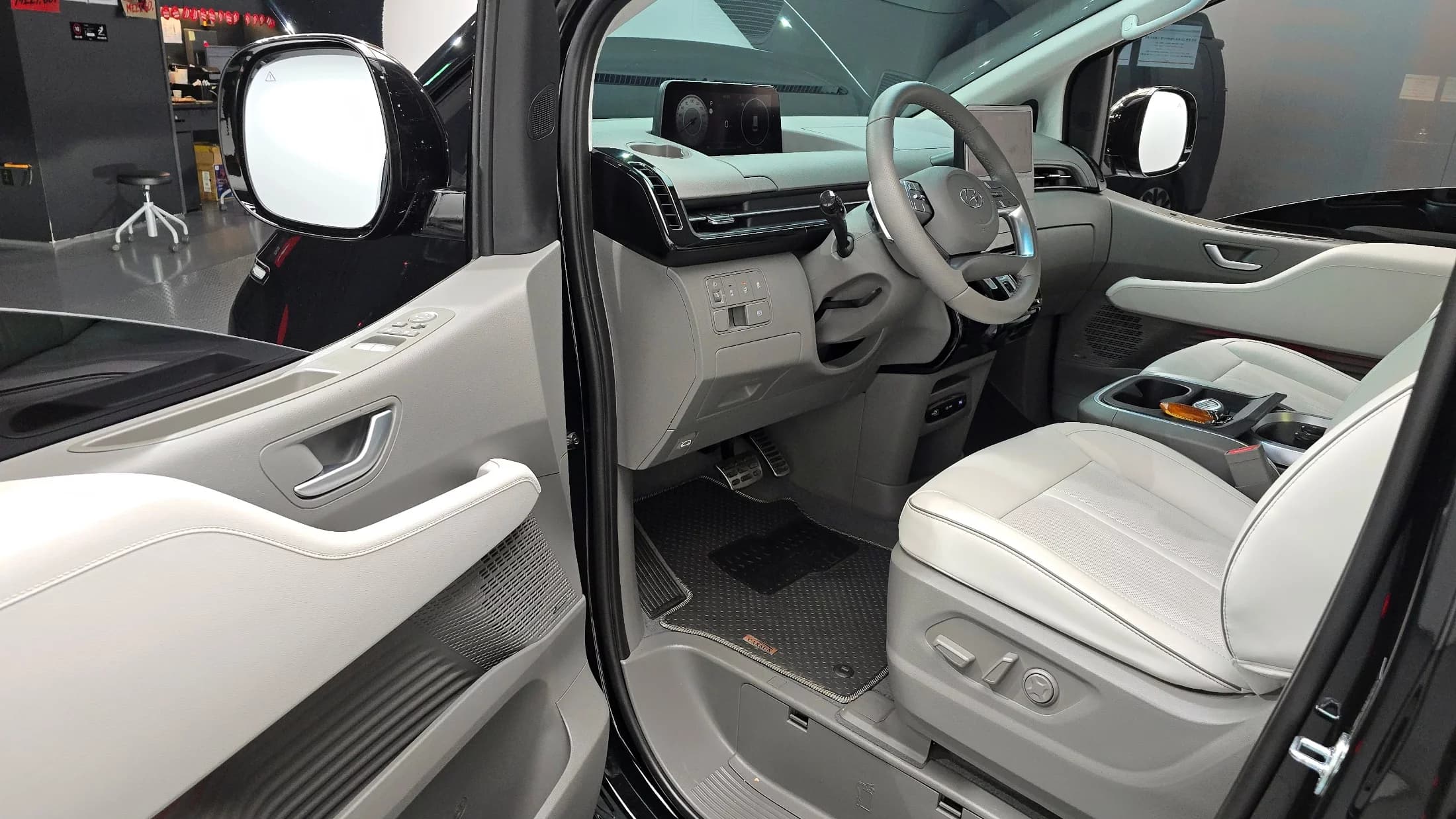 Hyundai Staria Lounge 7-Seater Inspiration, 2022 г. 20247 км. — фото 10