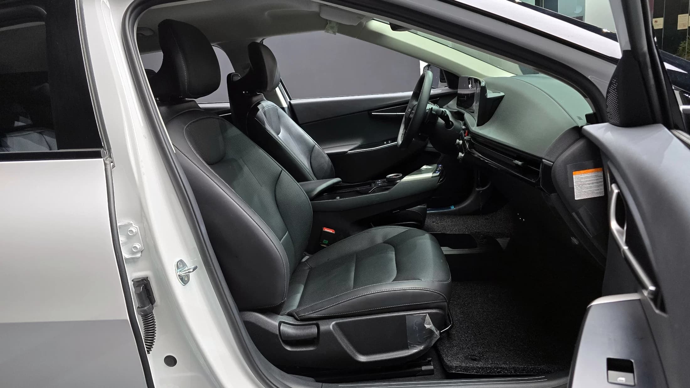 Kia EV6 Long Range 2WD Air, электромобиль, 2024 г. 20191 км. — фото 10