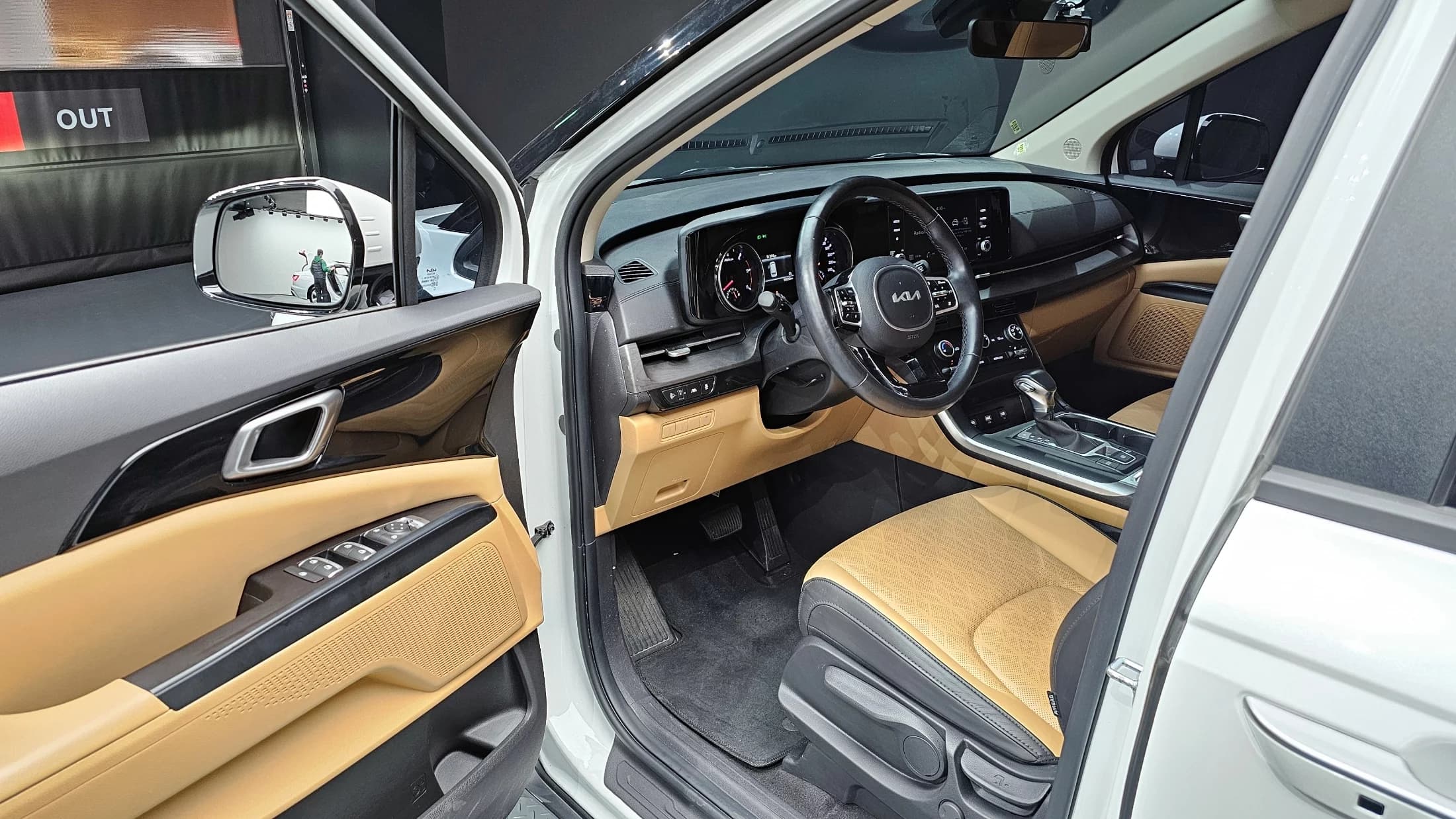 Kia Carnival 9-Seater Prestige, 2022 г. 58767 км. — фото 11