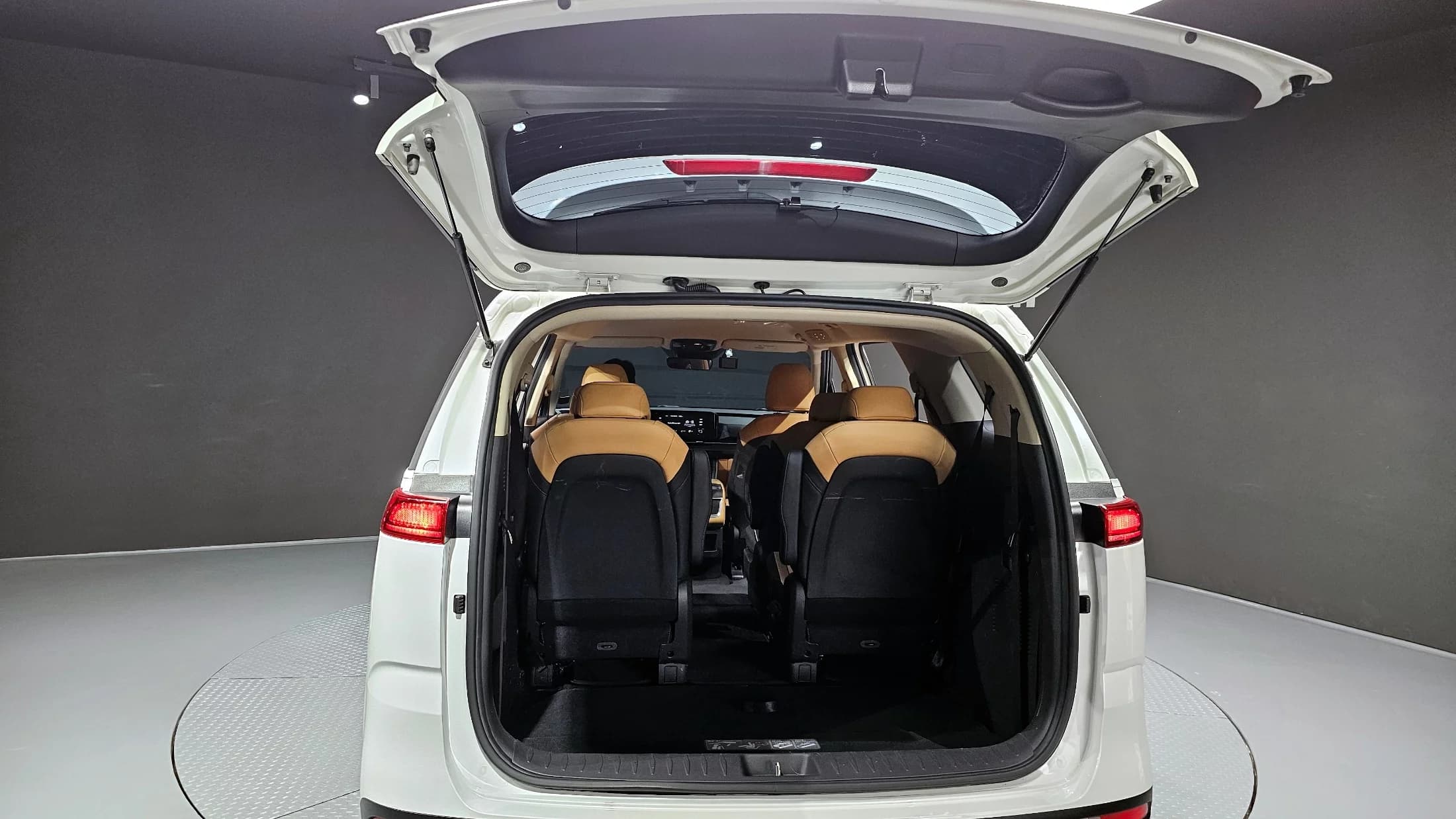 Kia Carnival 9-Seater Prestige, 2022 г. 58767 км. — фото 20