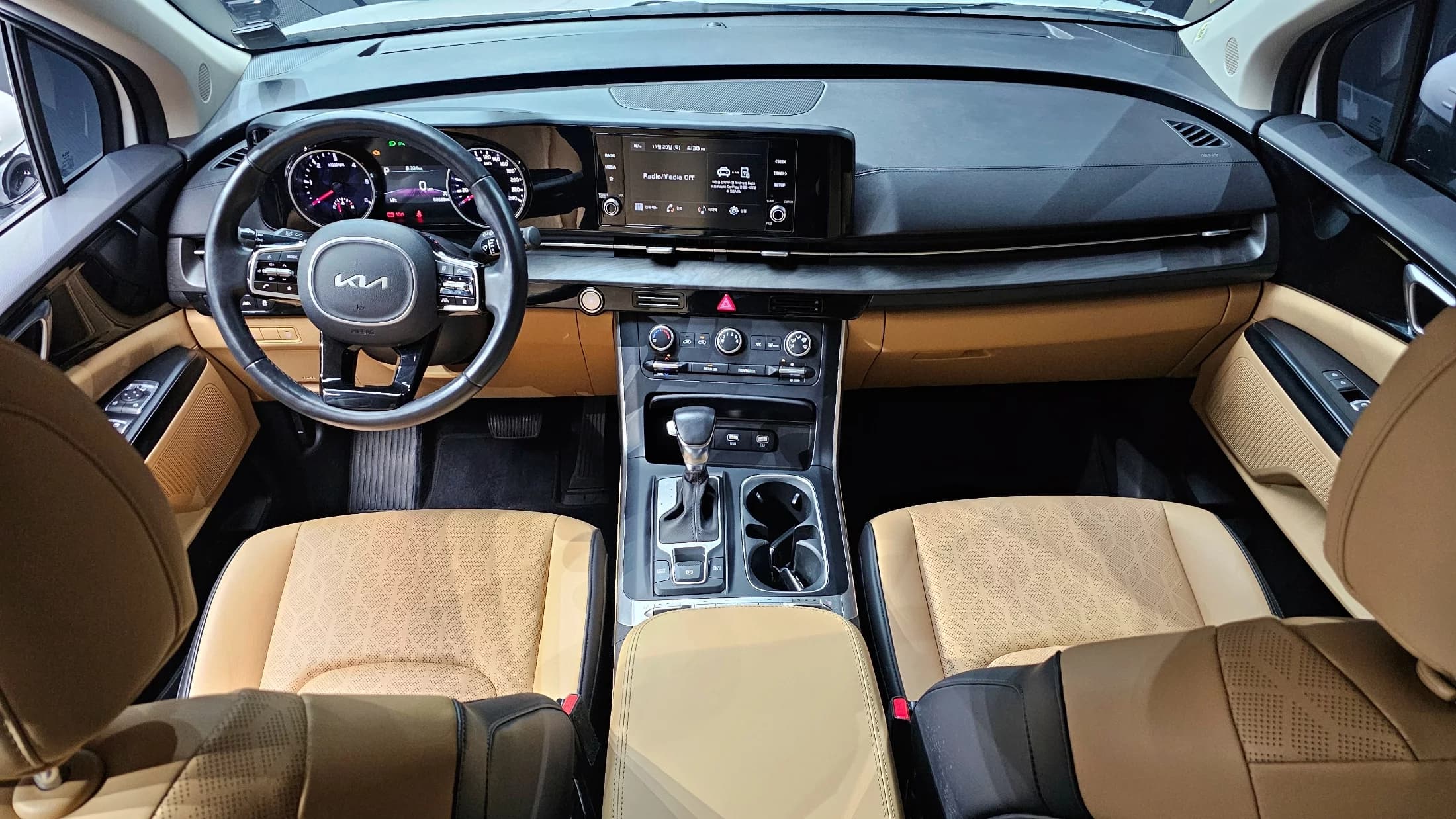 Kia Carnival 9-Seater Prestige, 2022 г. 58767 км. — фото 7