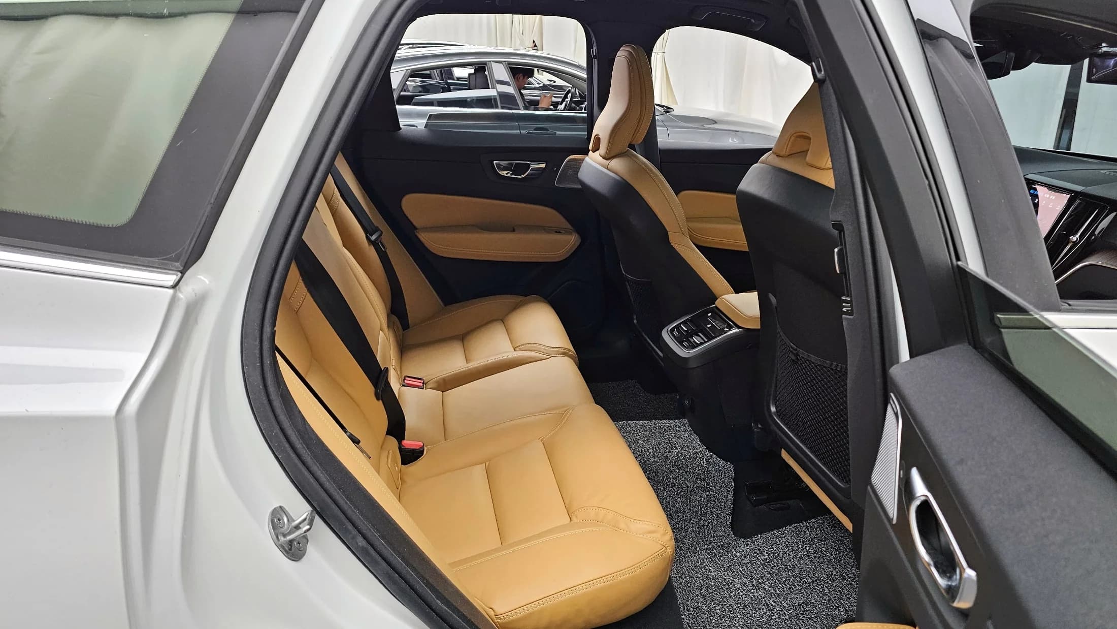 Volvo XC60 B5 Ultimate Bright, 2024 г. 13143 км. — фото 12