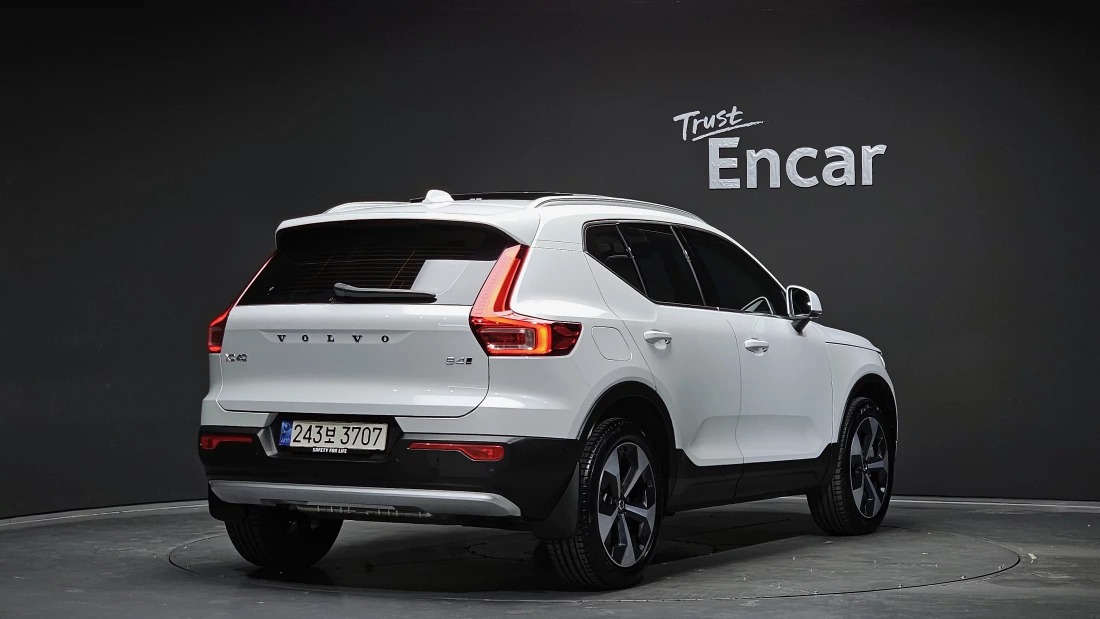 Volvo XC40 B4 Ultimate Bright, 2024 г. 9735 км. — фото 2