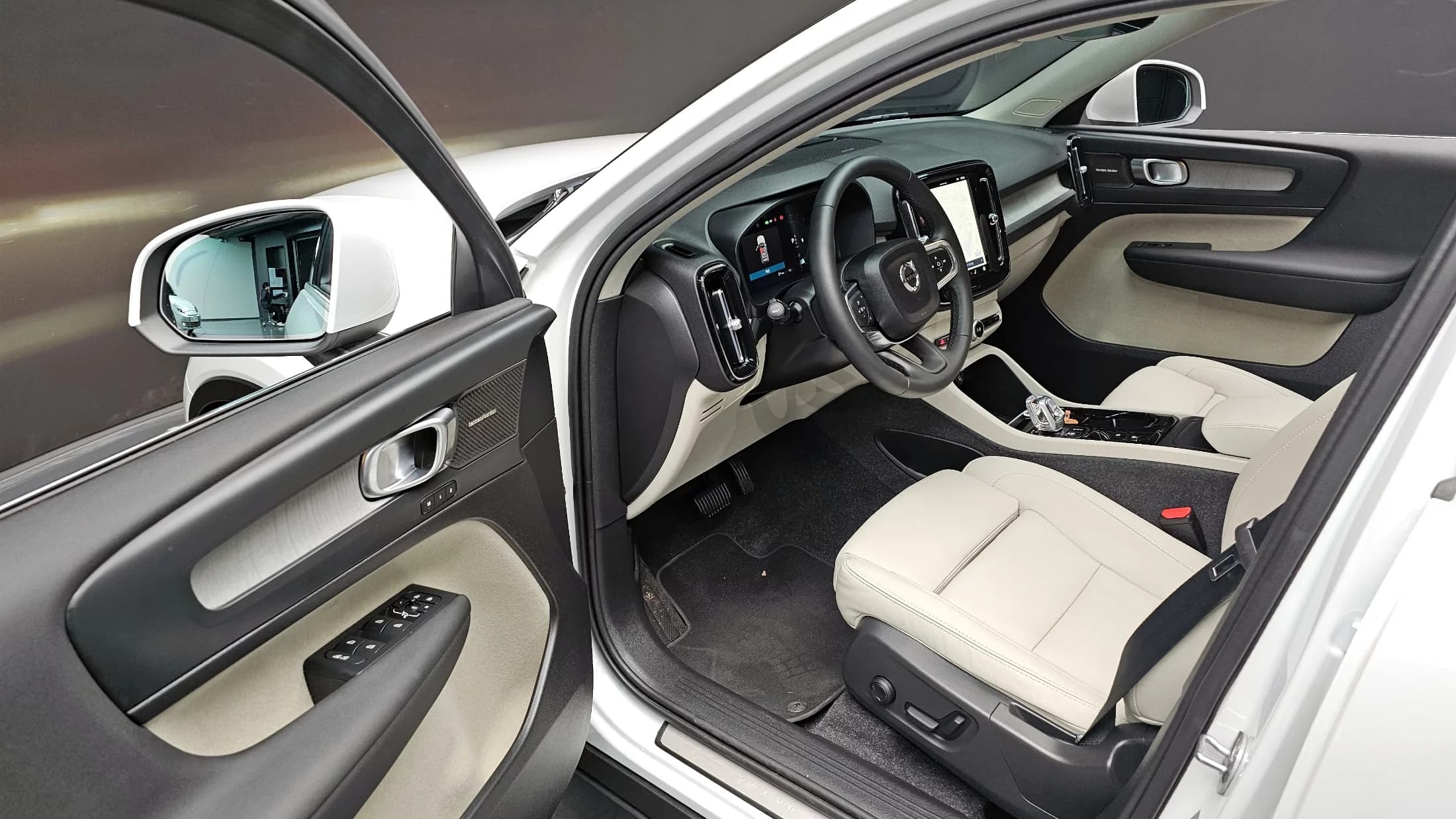 Volvo XC40 B4 Ultimate Bright, 2024 г. 9735 км. — фото 12