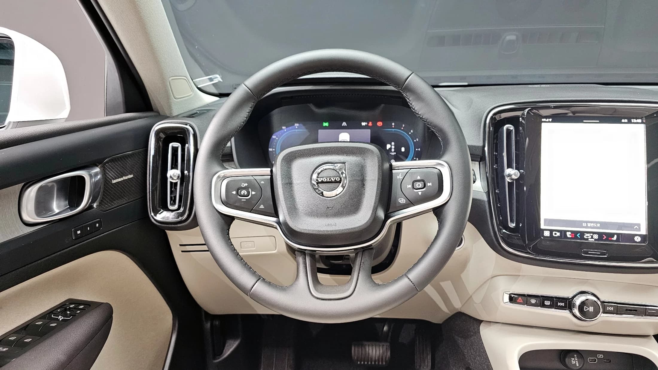 Volvo XC40 B4 Ultimate Bright, 2024 г. 9735 км. — фото 13