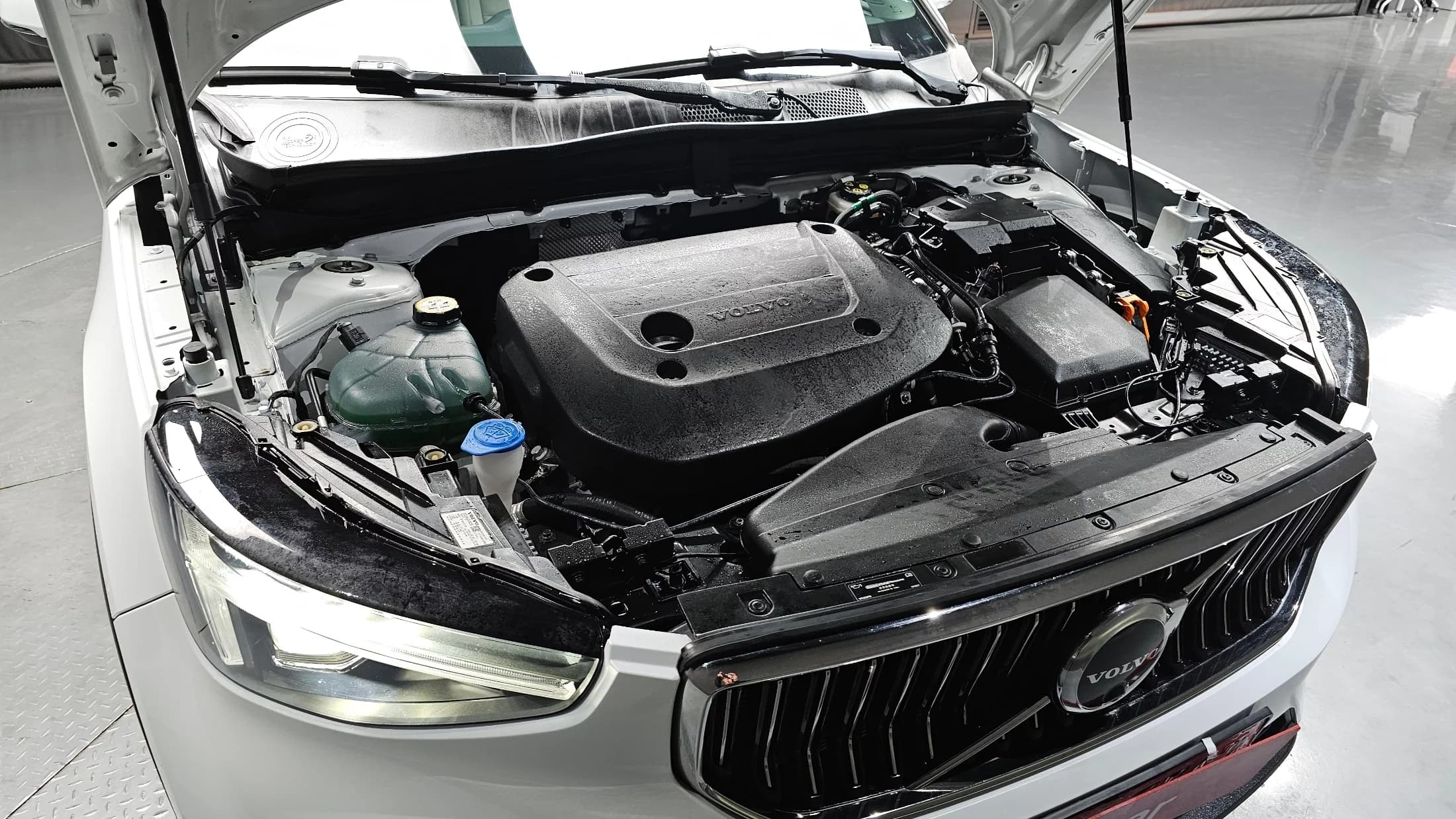 Volvo XC40 B4 Ultimate Bright, 2024 г. 9735 км. — фото 6