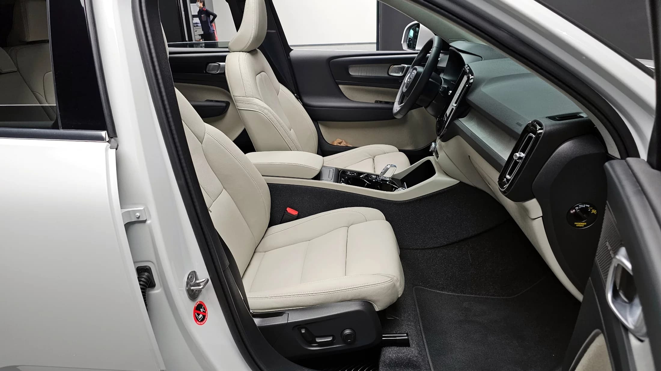 Volvo XC40 B4 Ultimate Bright, 2024 г. 9735 км. — фото 10