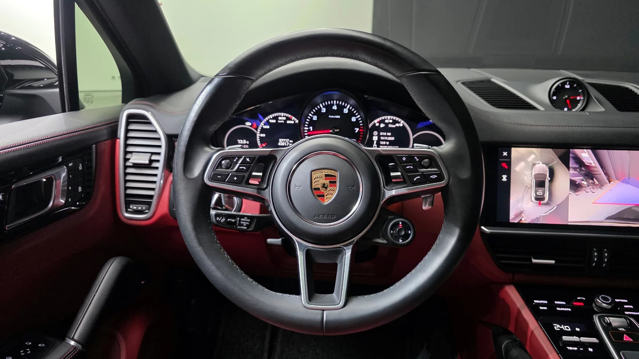 Porsche CAYENNE 3.0 COUPE PLATINUM EDITION, 2023 г. 37746 км. — фото 13