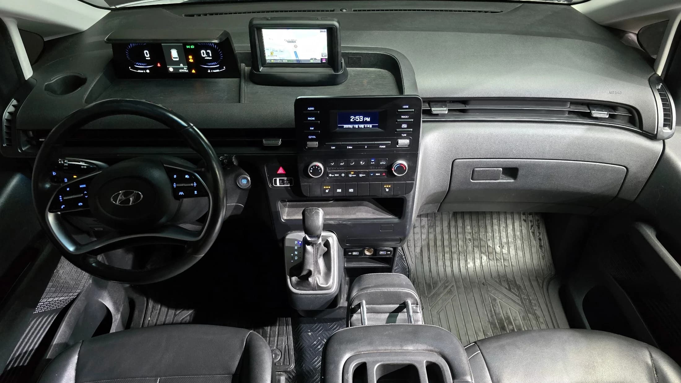 Hyundai Staria Tourer 9-Seater Modern, 2021 г. 67539 км. — фото 7