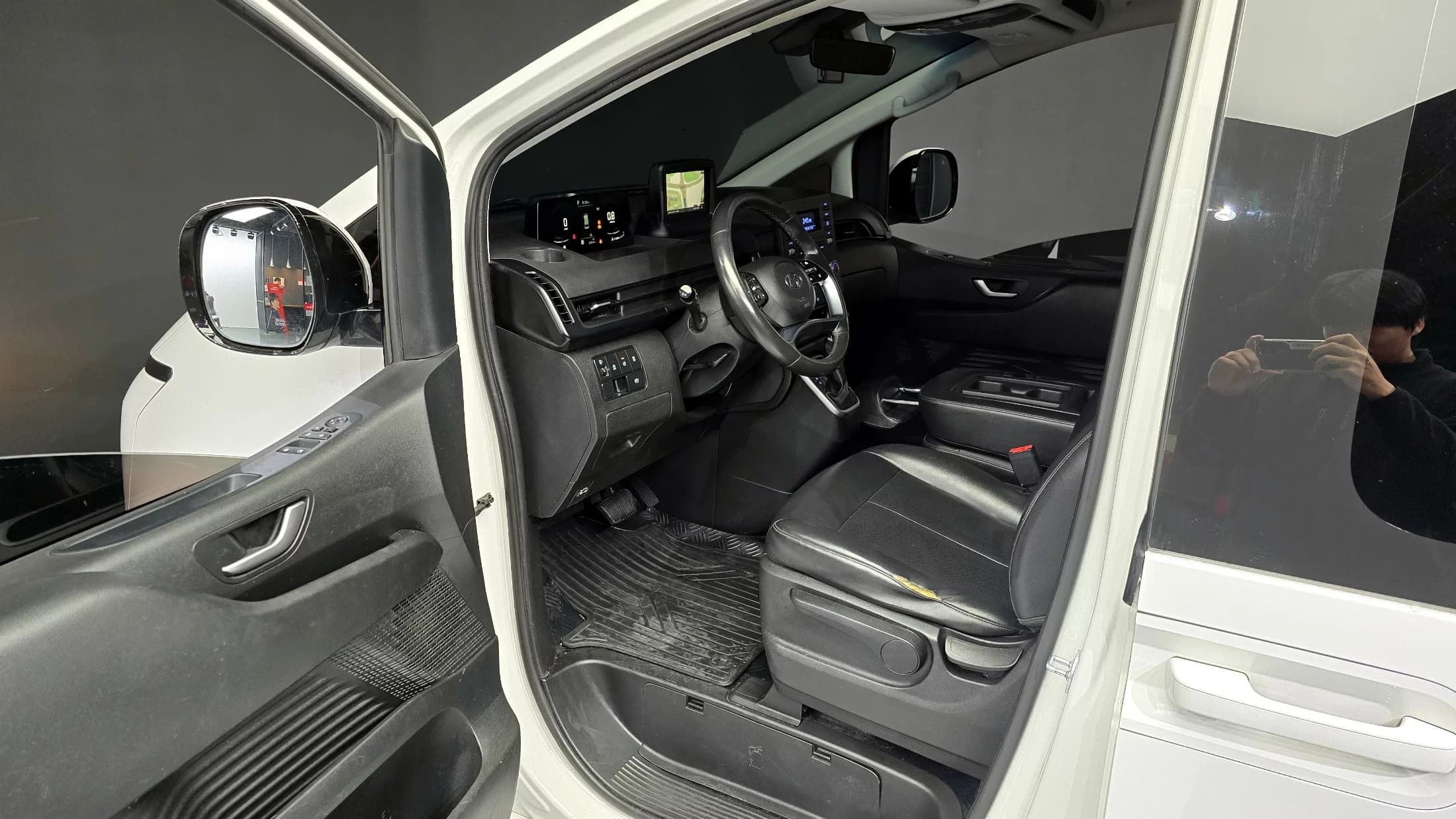 Hyundai Staria Tourer 9-Seater Modern, 2021 г. 67539 км. — фото 10