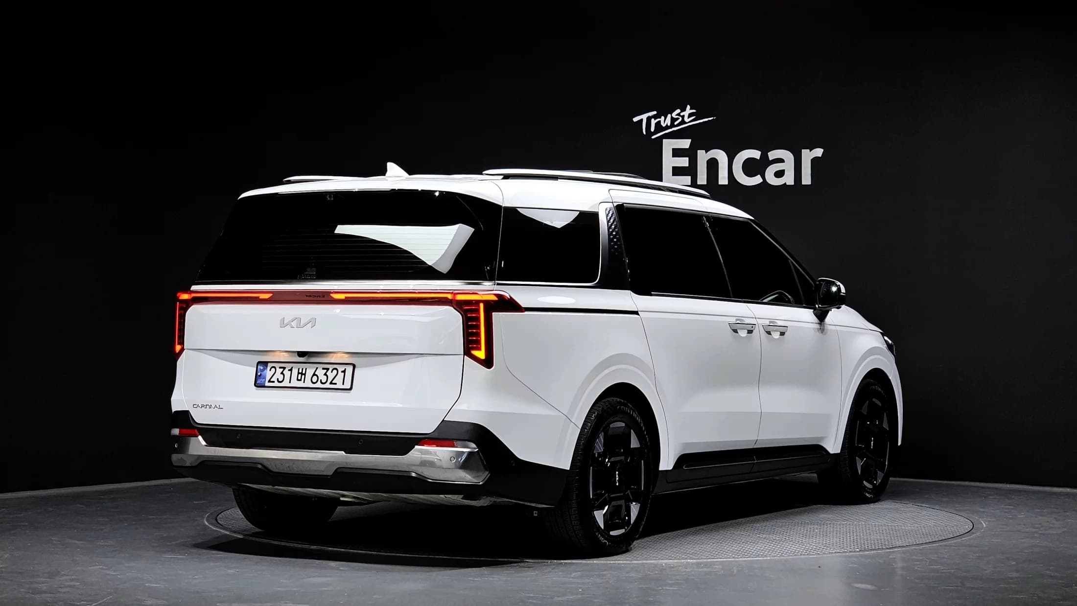 Kia Carnival 7-Seater Signature, 2024 г. 18203 км. — фото 2