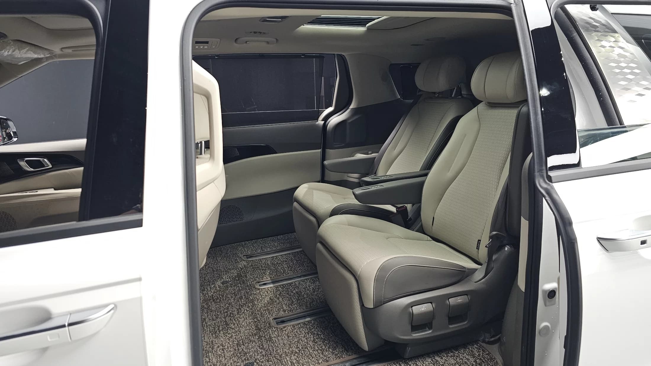 Kia Carnival 7-Seater Signature, 2024 г. 18203 км. — фото 11
