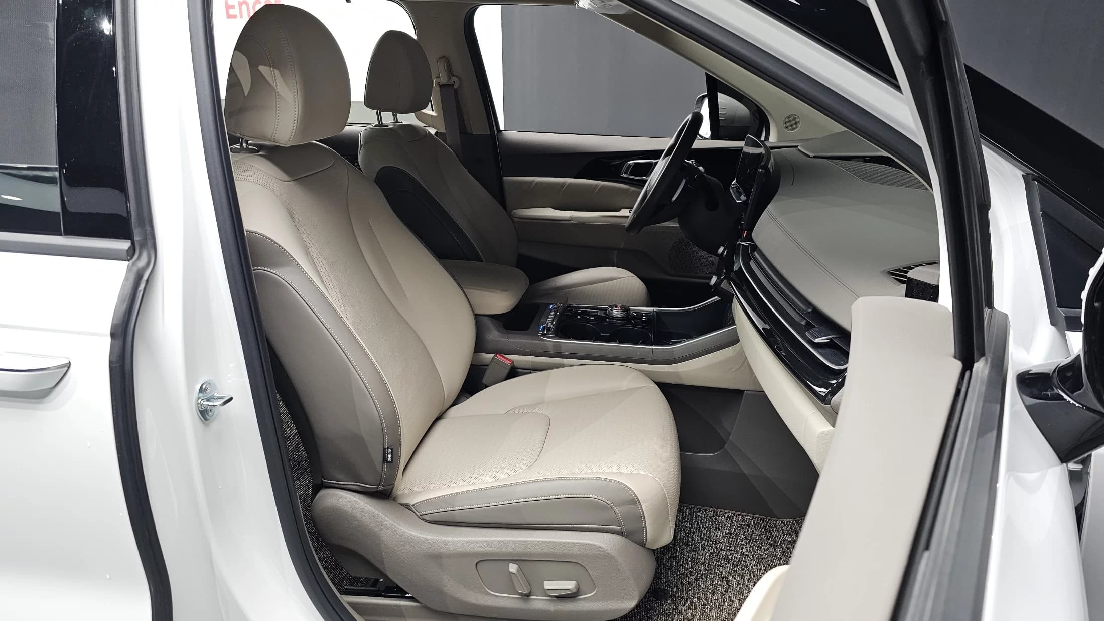 Kia Carnival 7-Seater Signature, 2024 г. 18203 км. — фото 12