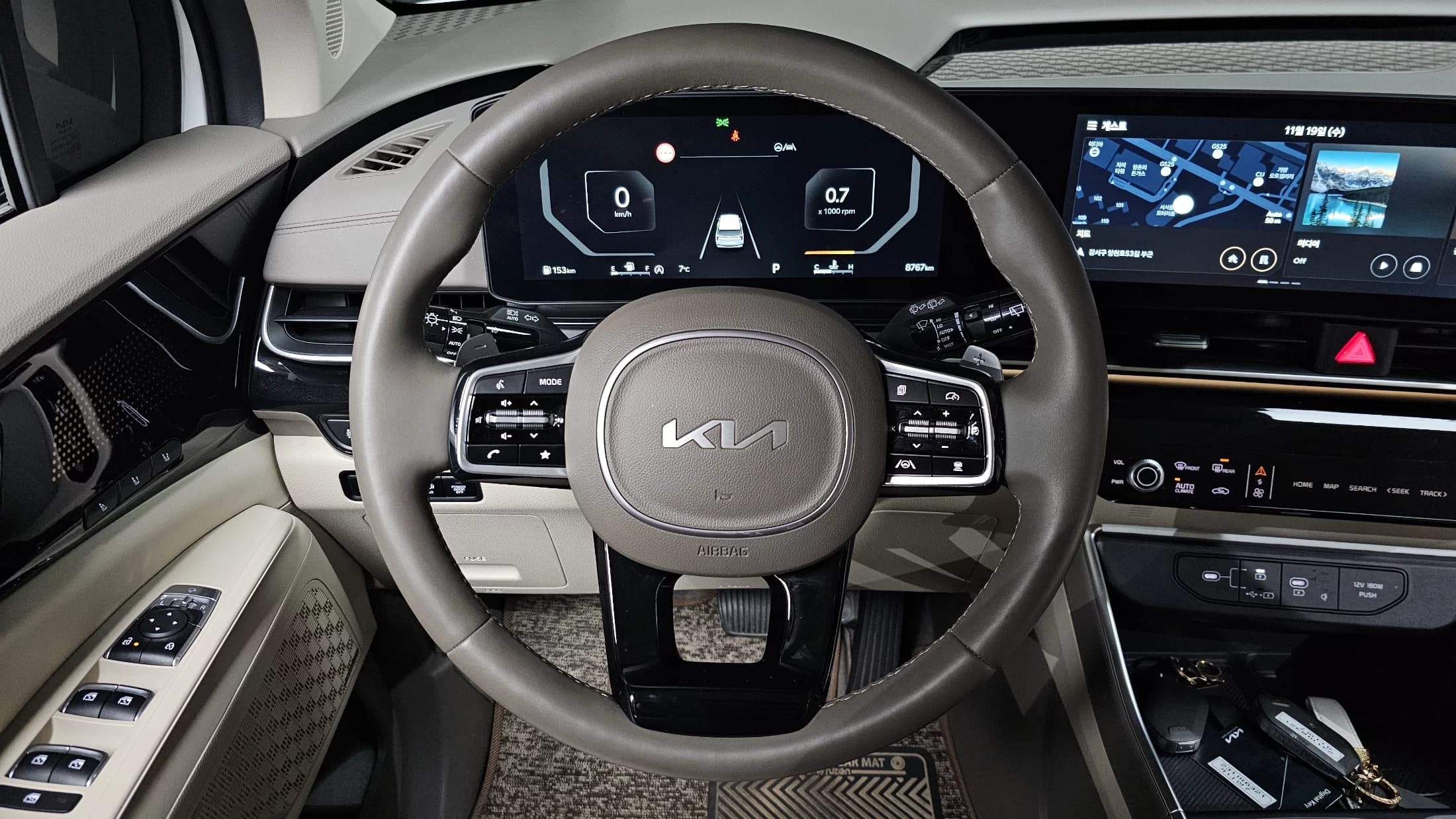 Kia Carnival 7-Seater Signature, 2024 г. 18203 км. — фото 13