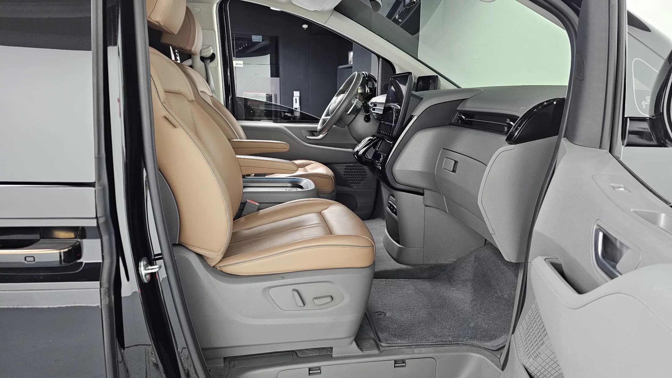 Hyundai Staria Lounge 9-Seater Inspiration, 2021 г. 74176 км. — фото 11
