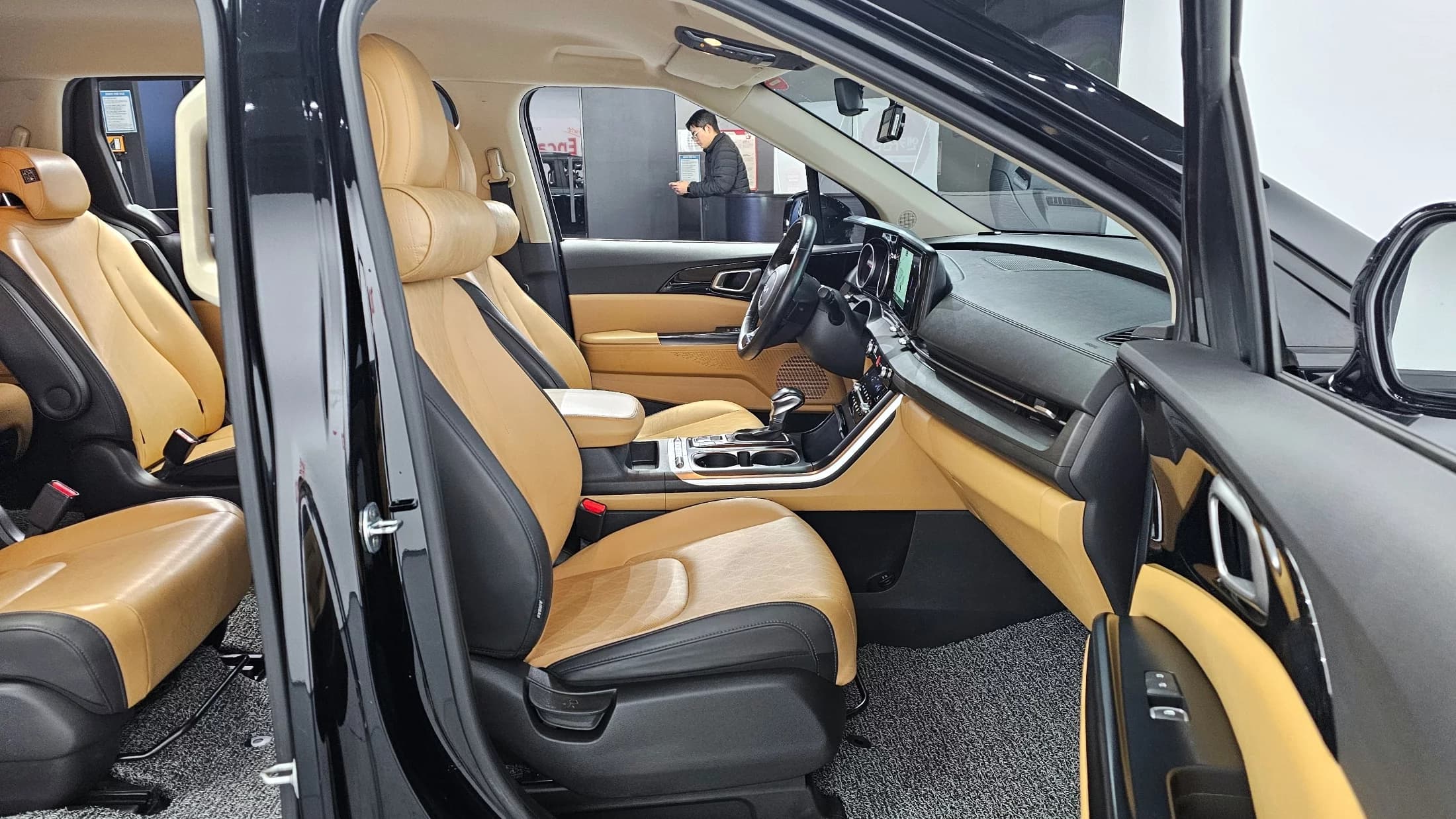 Kia Carnival 9-Seater Prestige, 2021 г. 102209 км. — фото 10