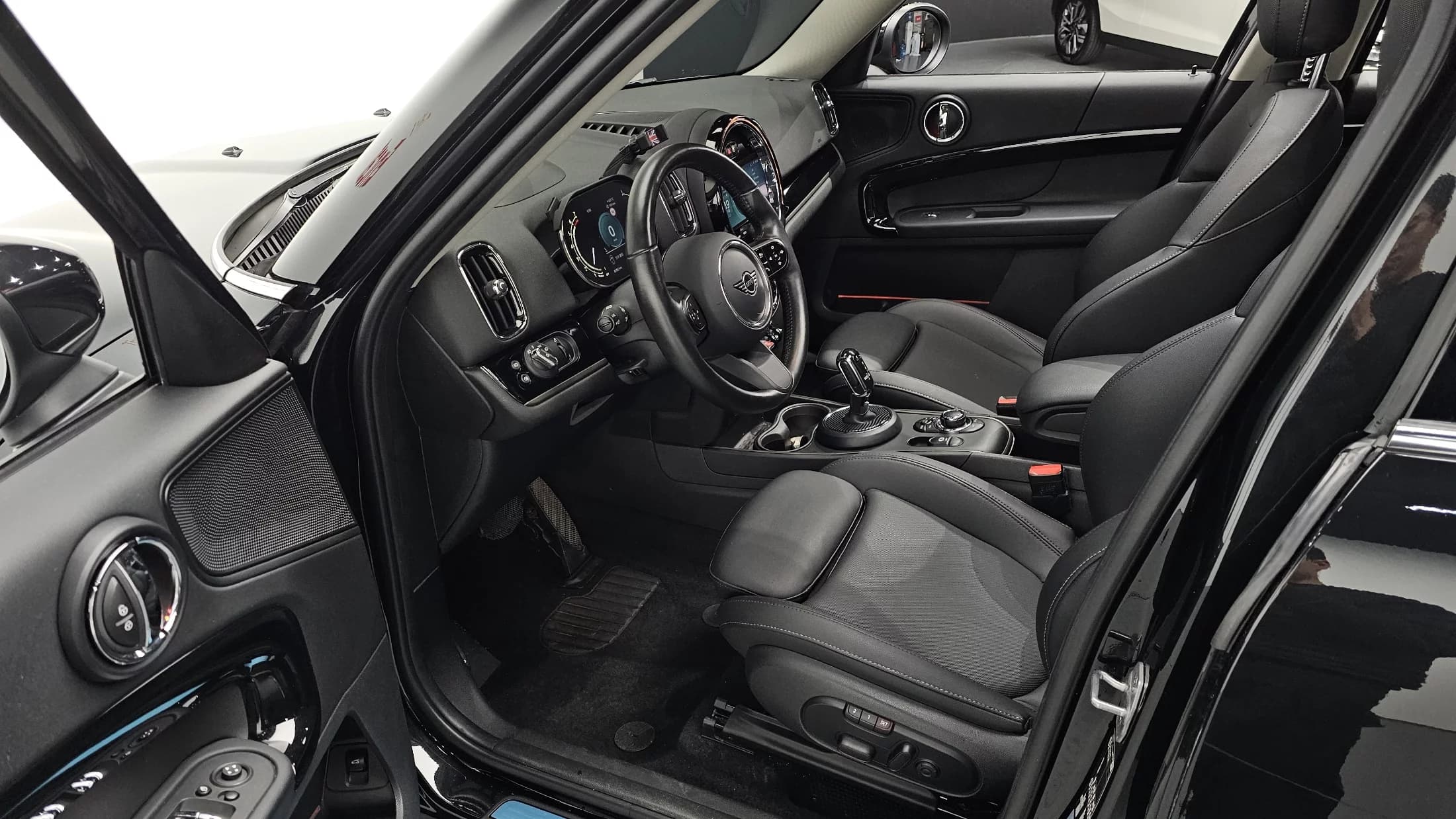 MINI Countryman Classic Plus Launch Pack 2nd Gen, 2023 г. 40272 км. — фото 11