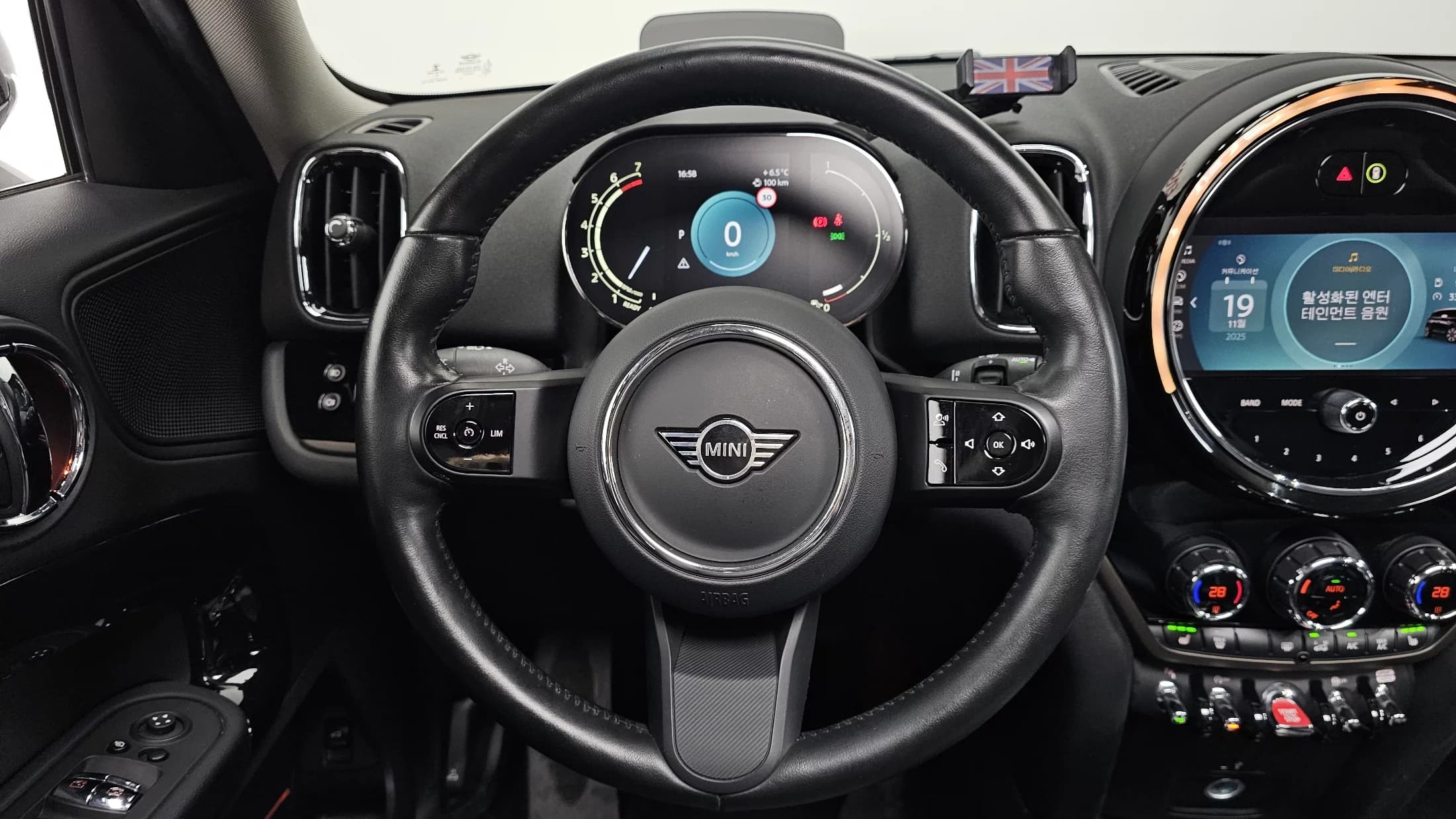 MINI Countryman Classic Plus Launch Pack 2nd Gen, 2023 г. 40272 км. — фото 13