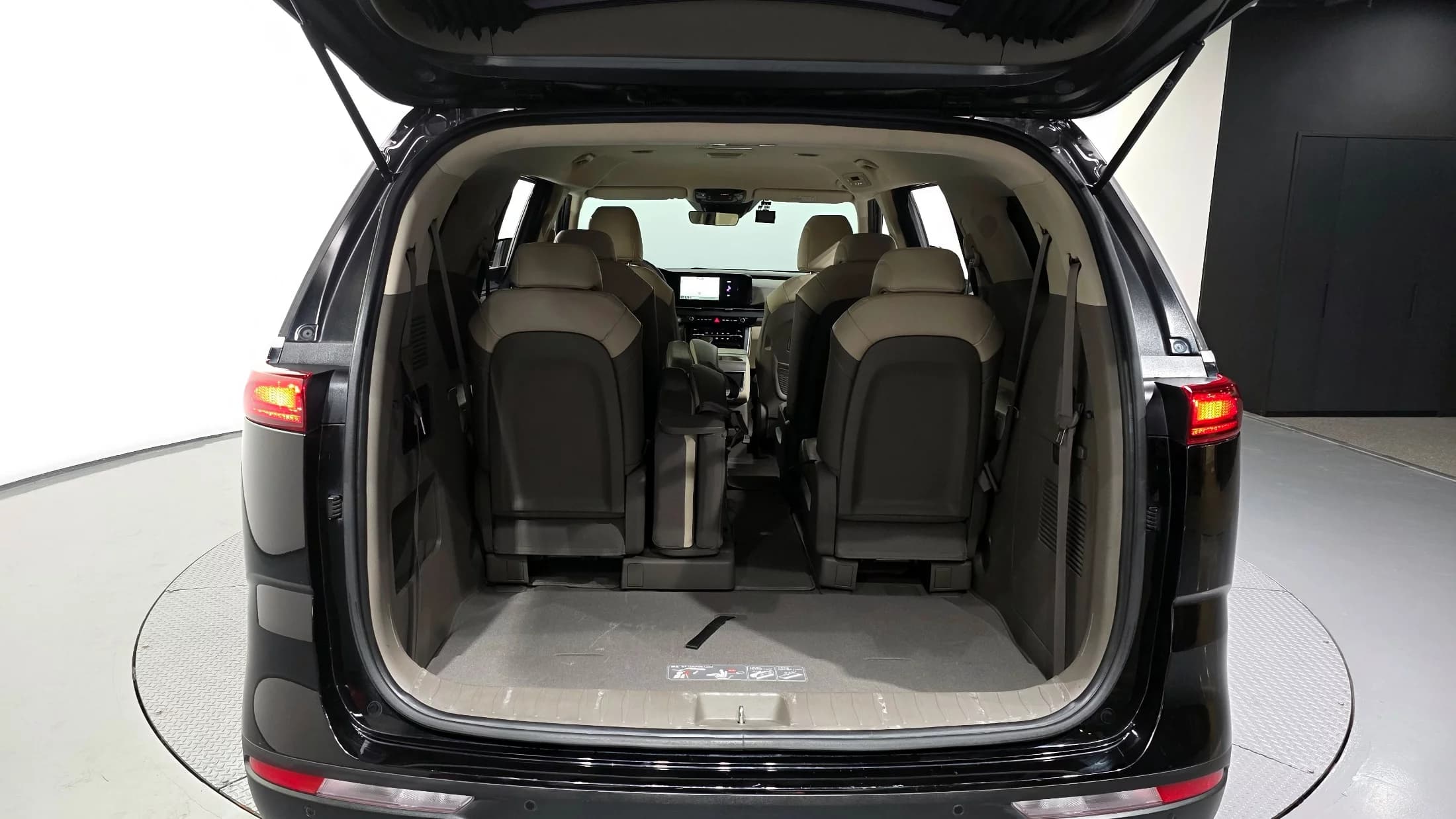 Kia Carnival 11-Seater Prestige, 2021 г. 139075 км. — фото 20