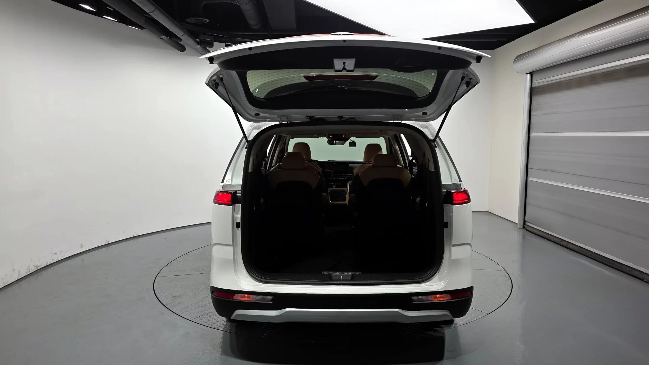 Kia Carnival 9-Seater Prestige, 2021 г. 59044 км. — фото 20