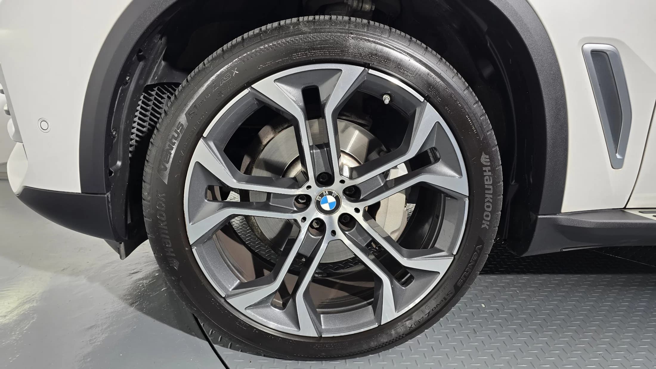 BMW X5 xDrive 40i xLine, 2023 г. 42143 км. — фото 4
