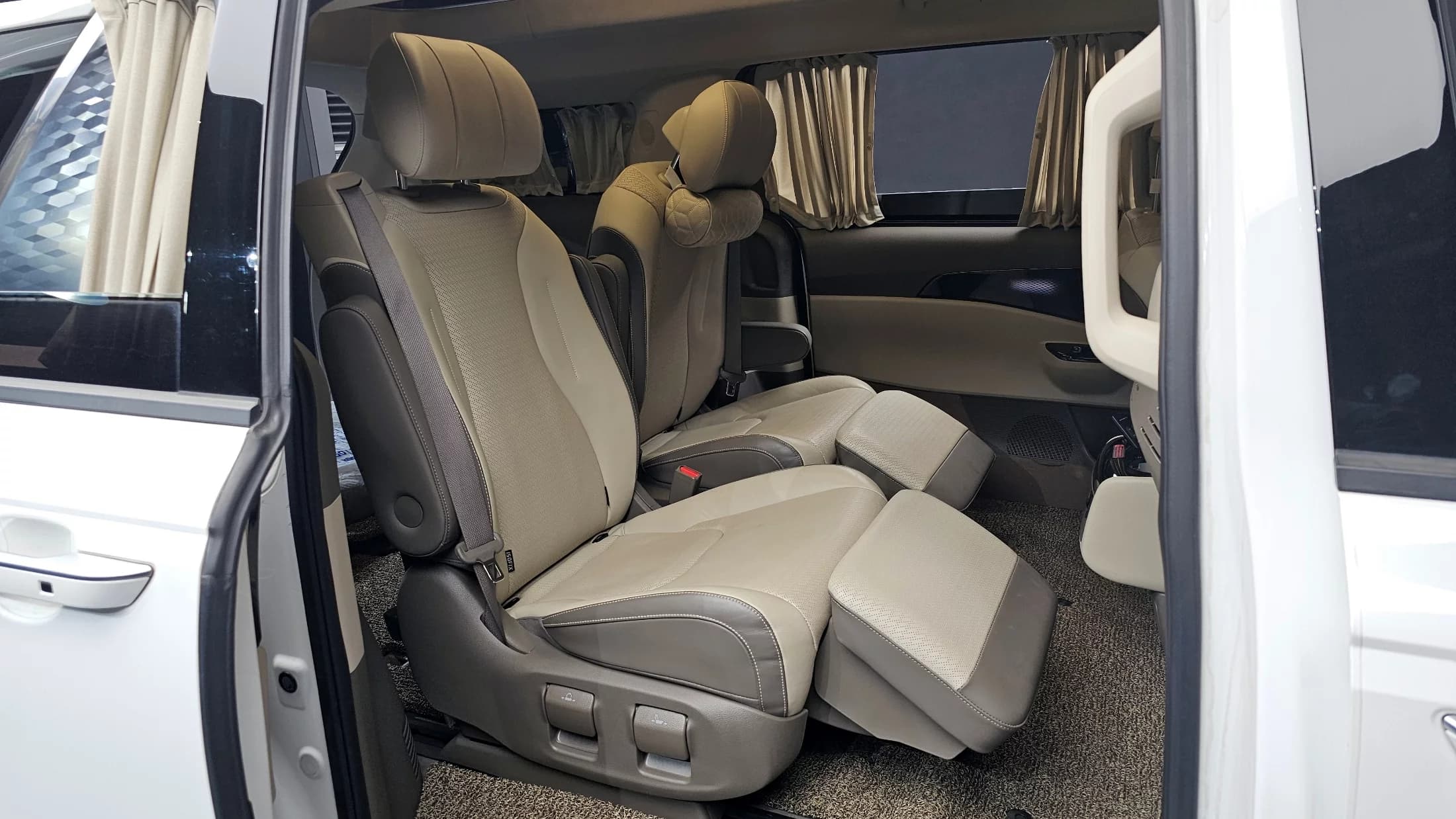 Kia Carnival Gasoline 7-Seater Hi-Limousine Signature, 2021 г. 47916 км. — фото 12