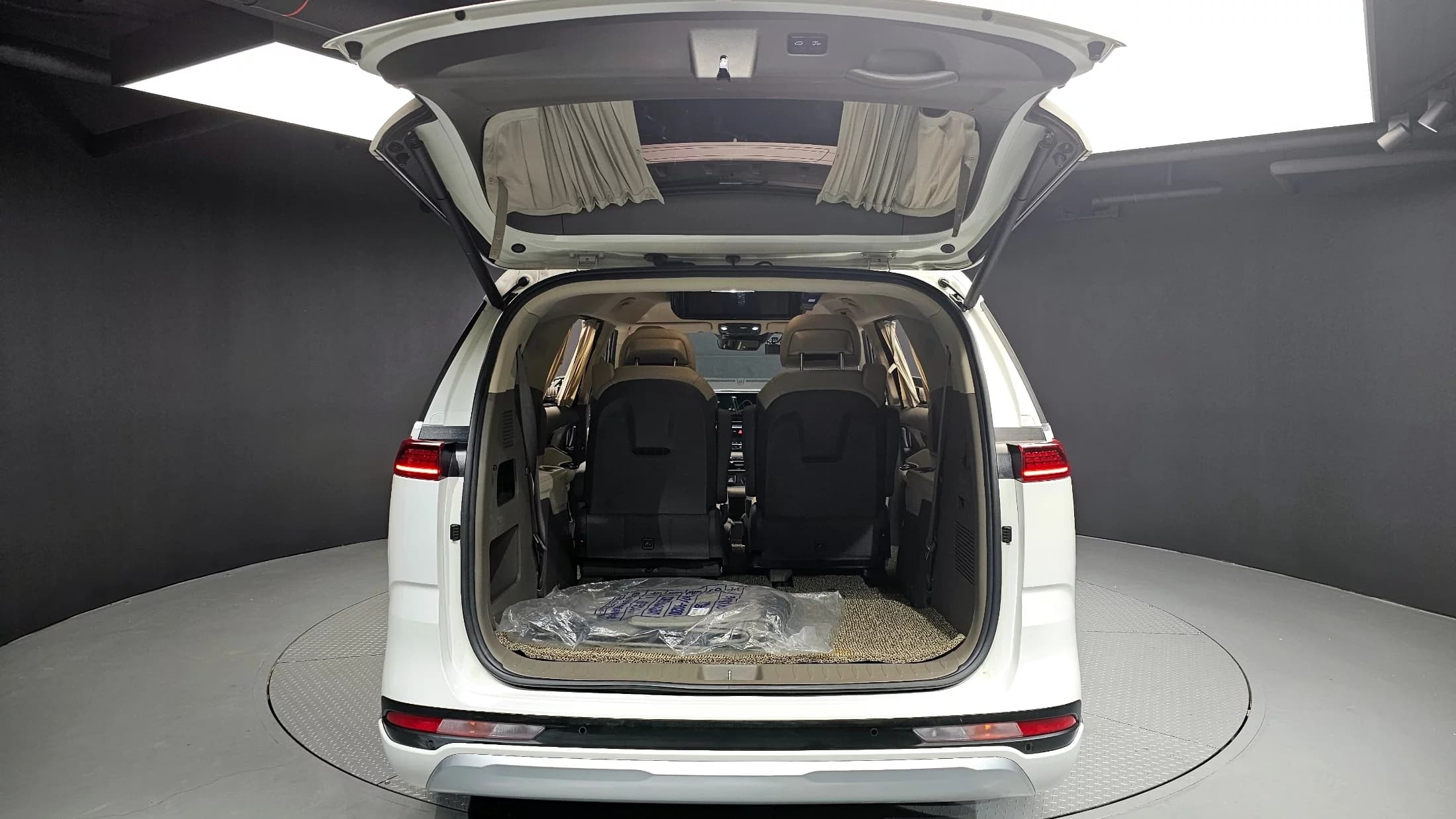 Kia Carnival Gasoline 7-Seater Hi-Limousine Signature, 2021 г. 47916 км. — фото 20