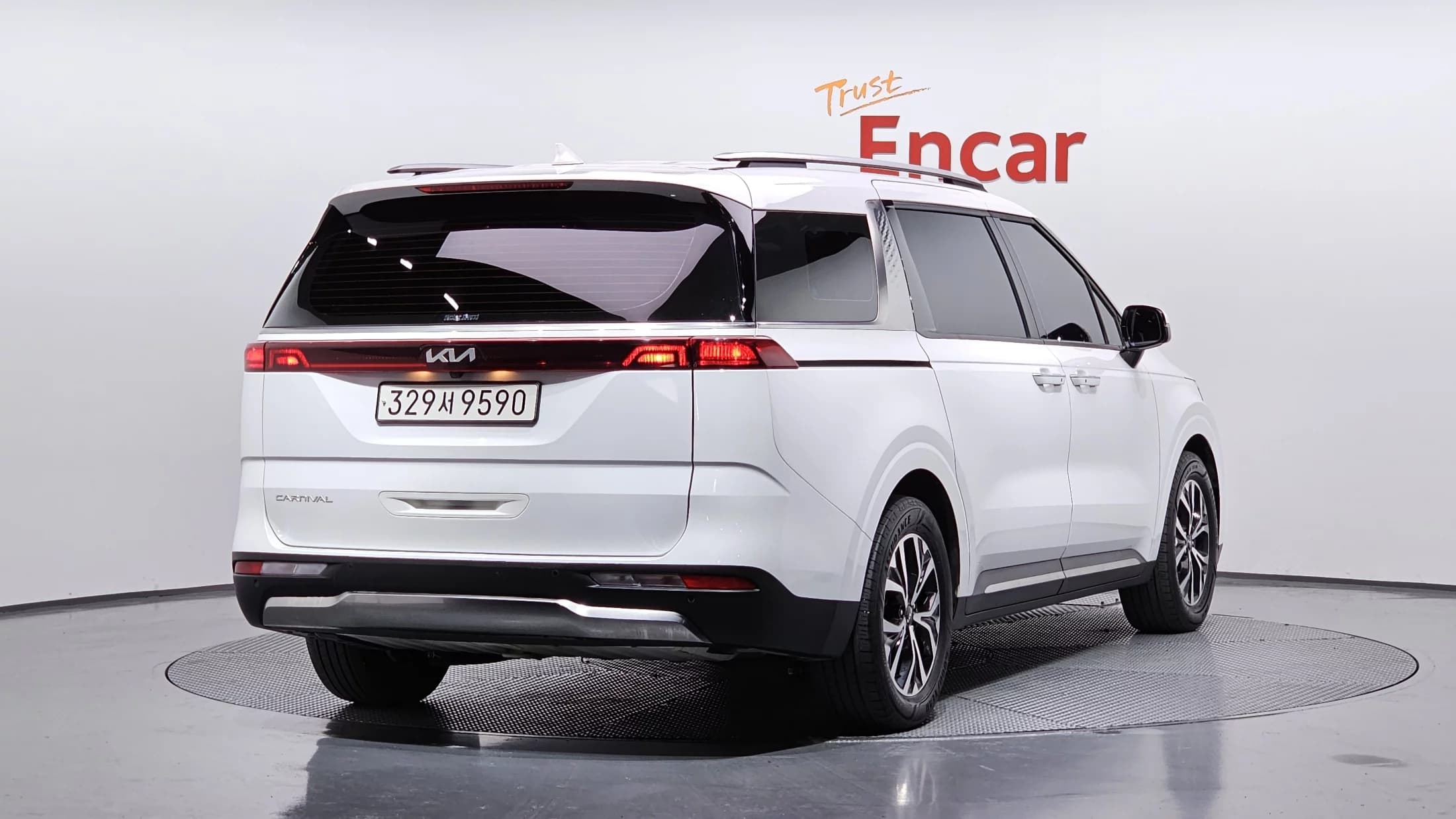 Kia Carnival 9-Seater Noblesse, 2021 г. 95818 км. — фото 2