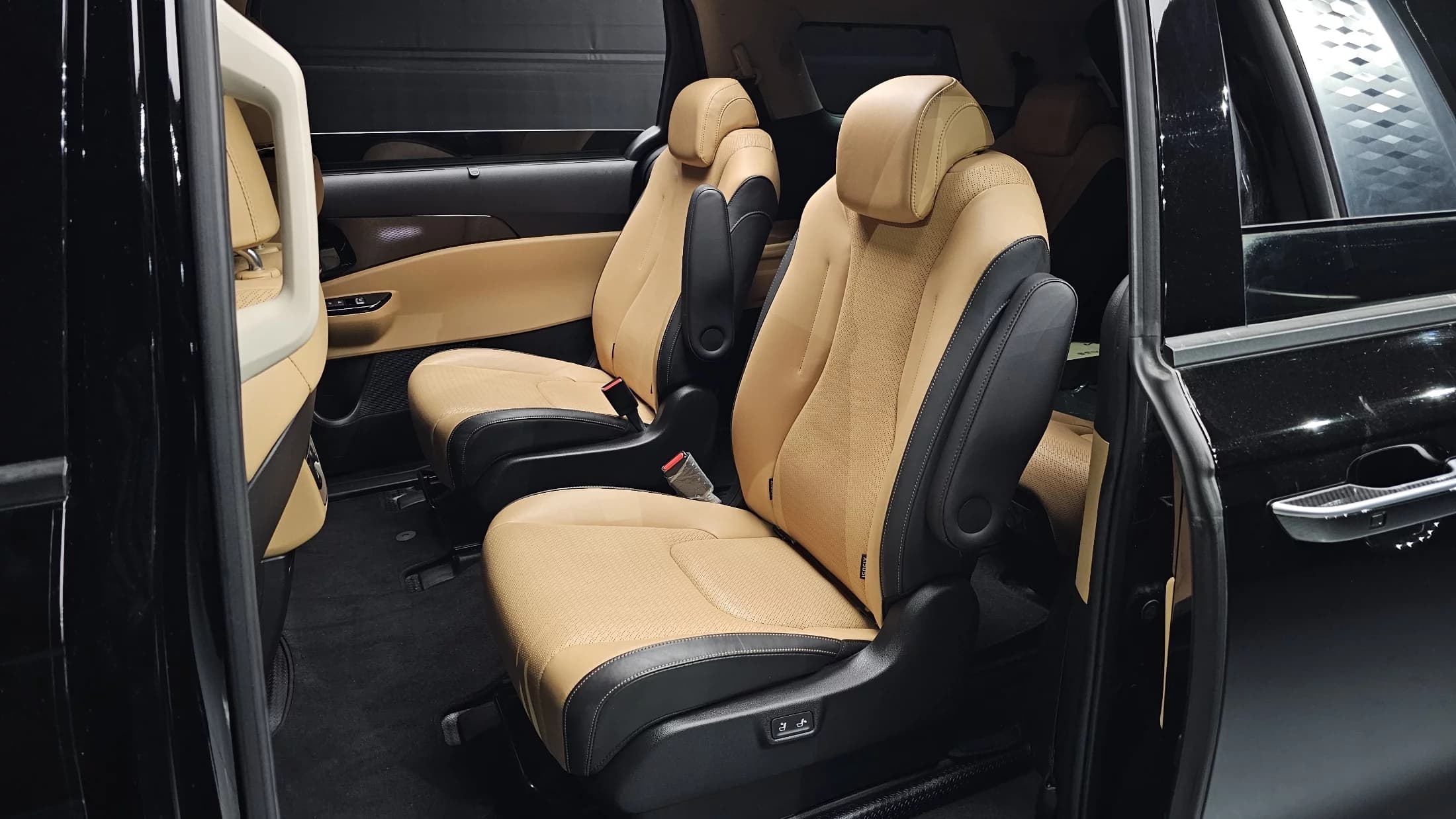Kia Carnival 9-Seater Signature, 2021 г. 37747 км. — фото 12