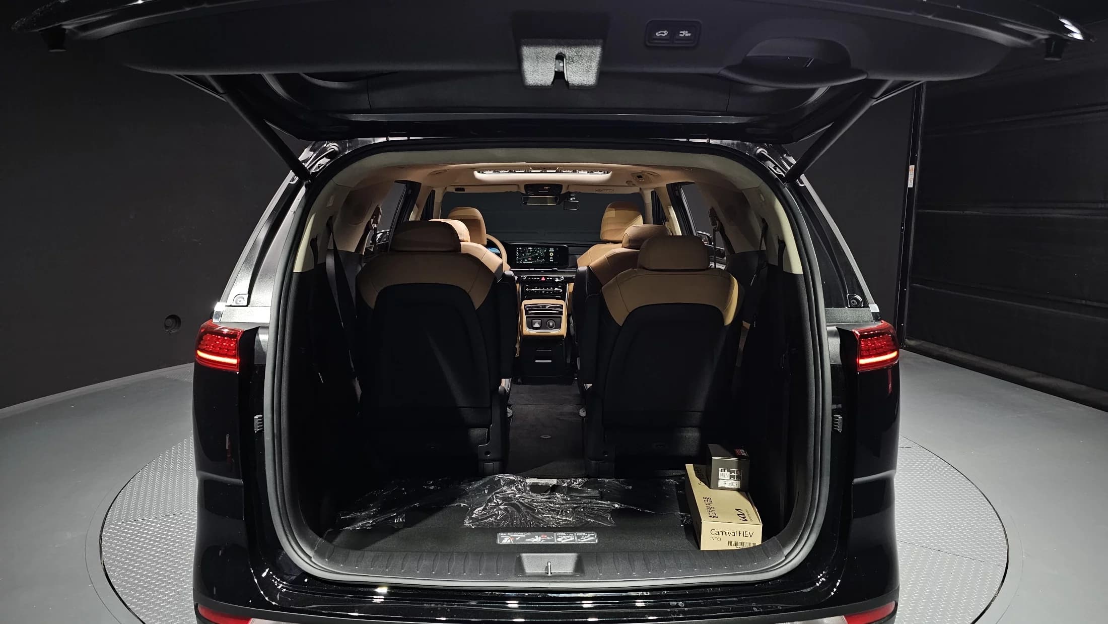 Kia Carnival 9-Seater Signature, 2021 г. 37747 км. — фото 20
