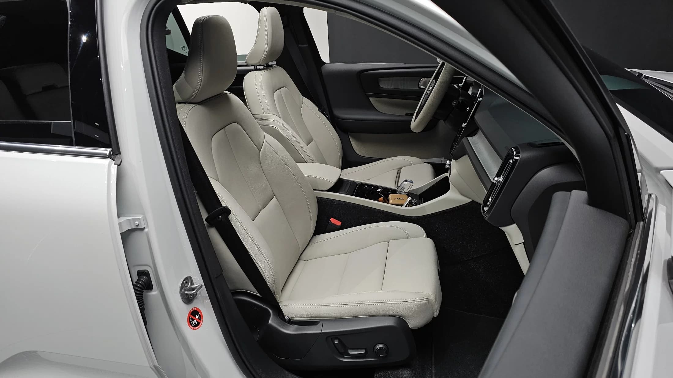 Volvo XC40 B4 Ultra Bright, 2025 г. 15141 км. — фото 10