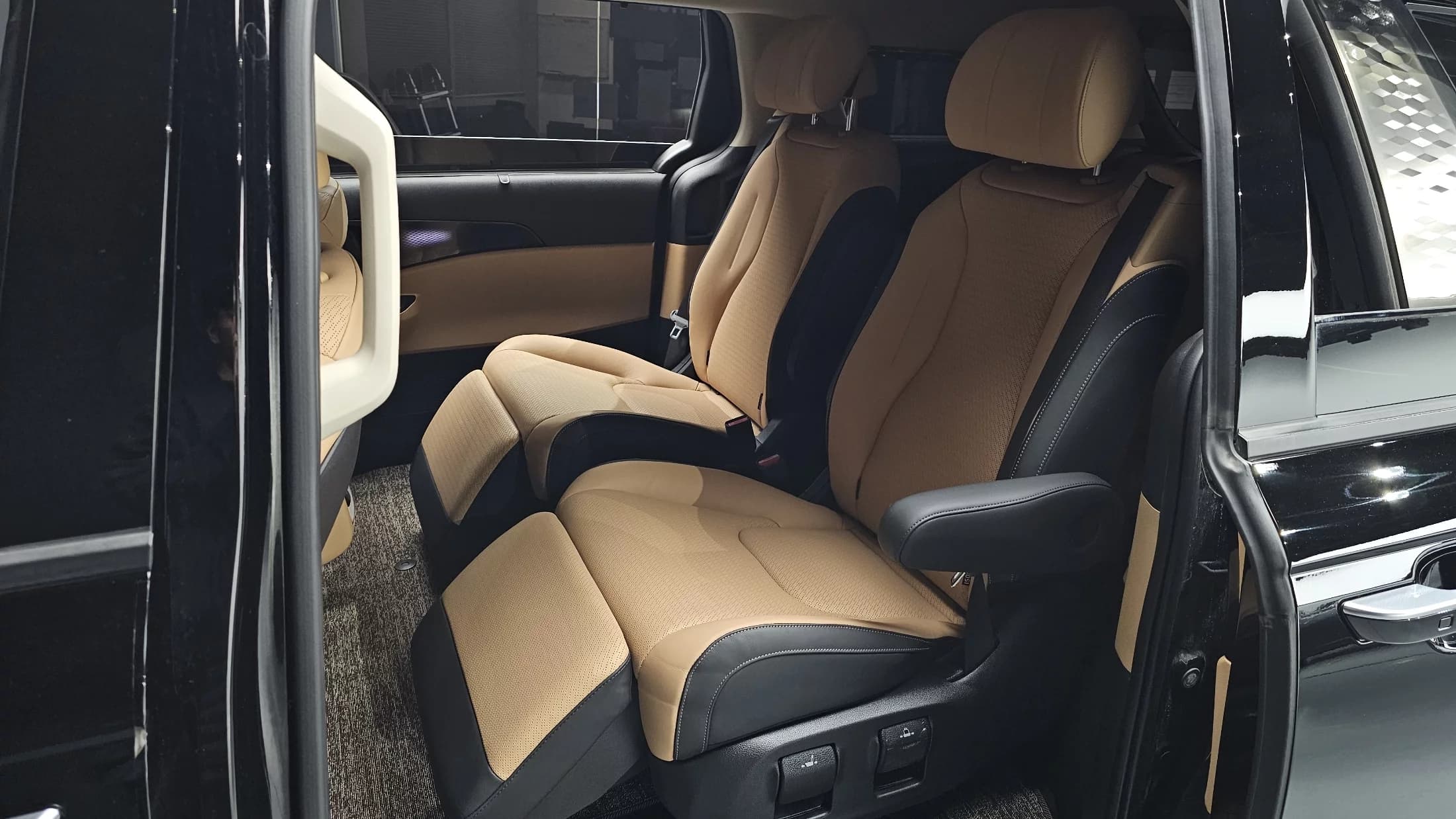 Kia Carnival Gasoline 7-Seater Signature, 2022 г. 16896 км. — фото 12